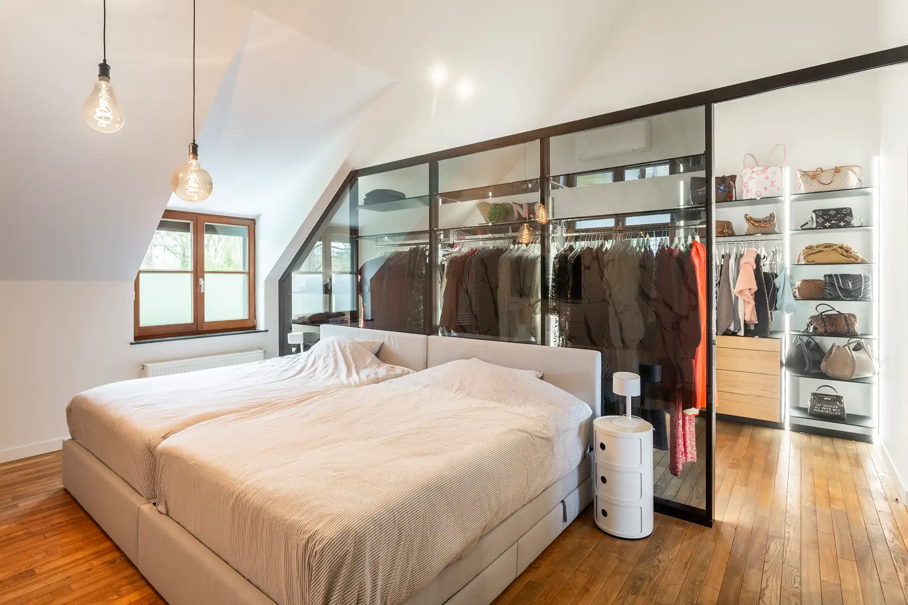 Instapklare villa met zwembad door groen omgeven foto 15