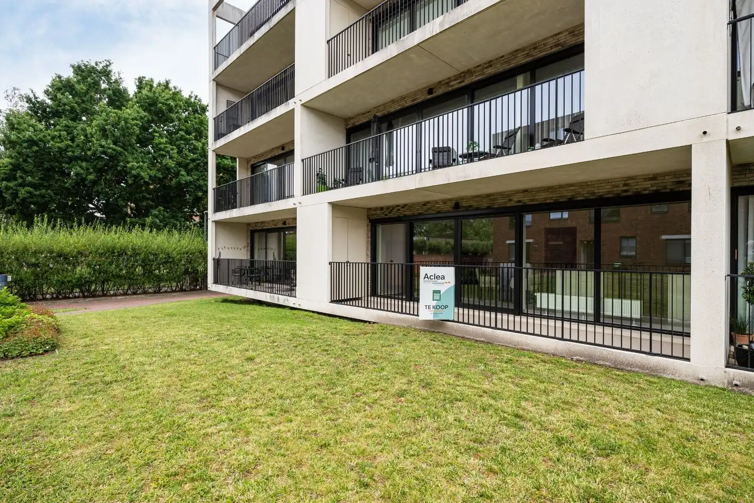 Hoogwaardig afgewerkt appartement met garage en ruim terras foto {{pictureIndex}}