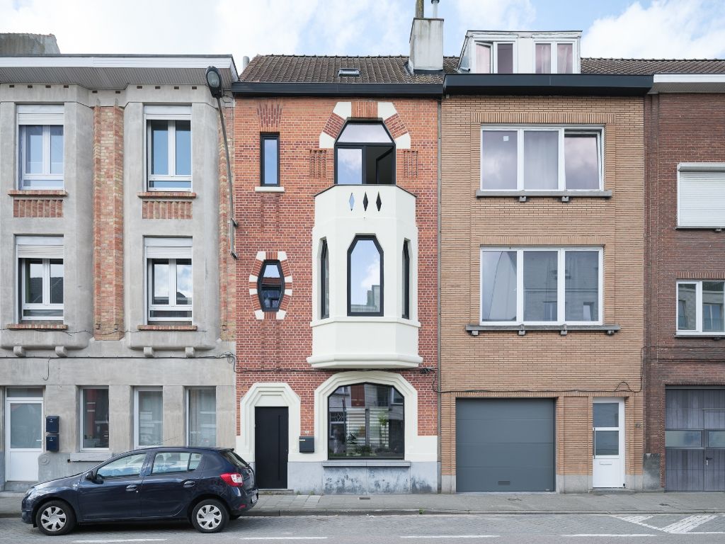 Rooigem - Recent gerenoveerde (2020-2021) en karaktervolle burgerwoning met zonnige buitenruimte en 4 volwaardige slaapkamers, op wandelafstand van het natuurreservaat de ‘Bourgoyen-Ossemeersen’. foto 1