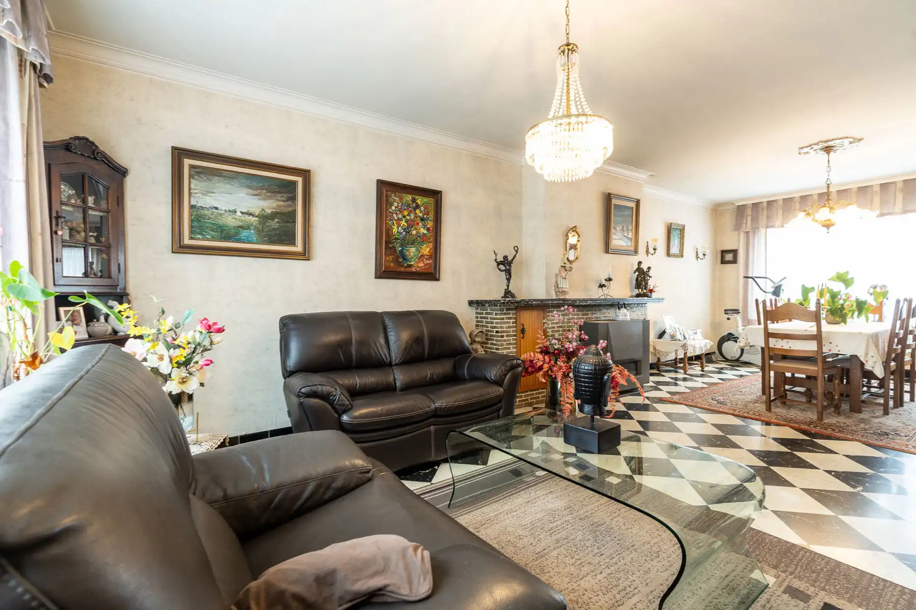 Halfopen gezinswoning met licht, structuur en potentieel foto 8