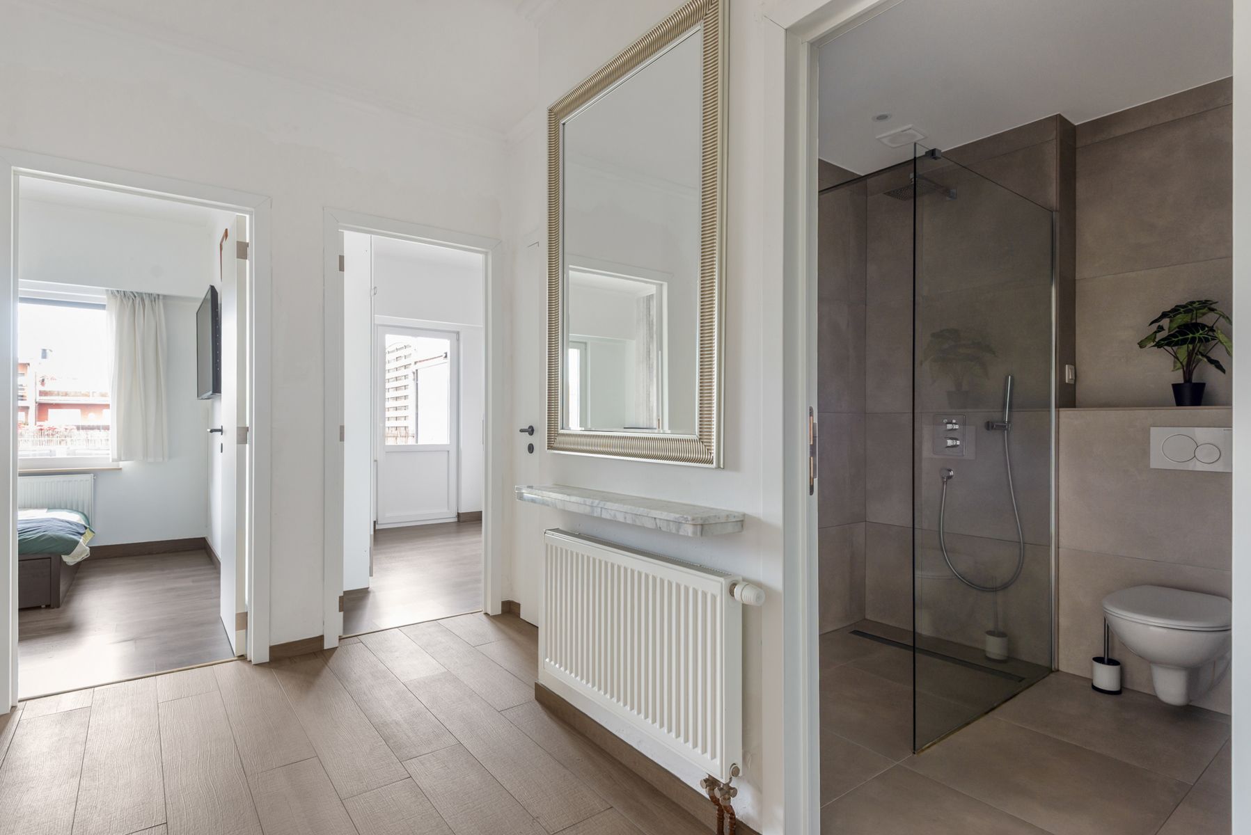 Volledig vernieuwd appartement zonder lift met ruim terras foto 6