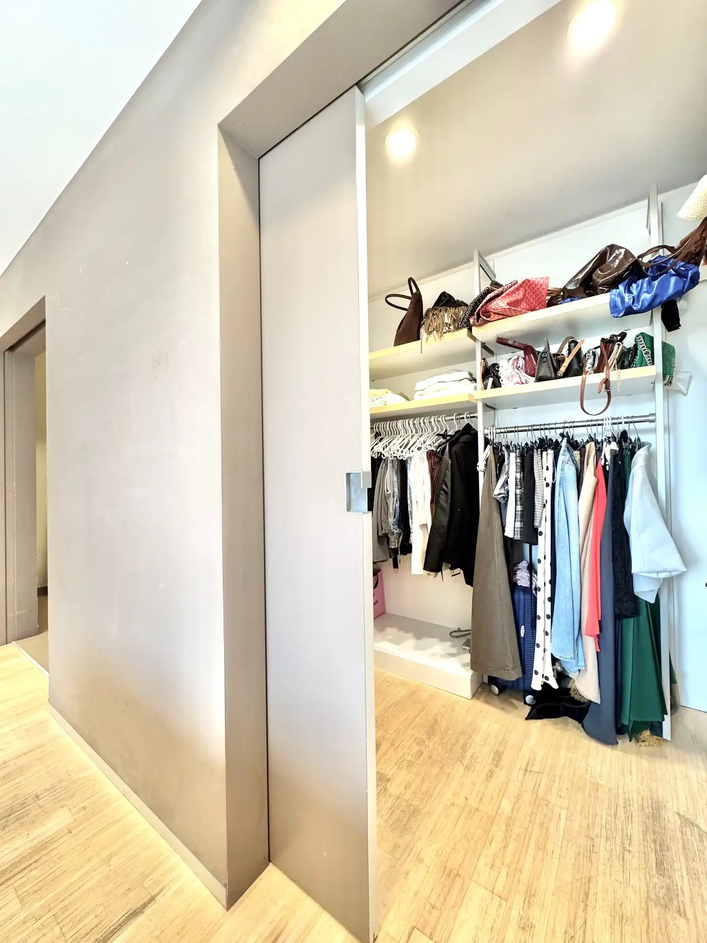 RUIME TIJDLOZE VILLA MET ZWEMBAD foto 43