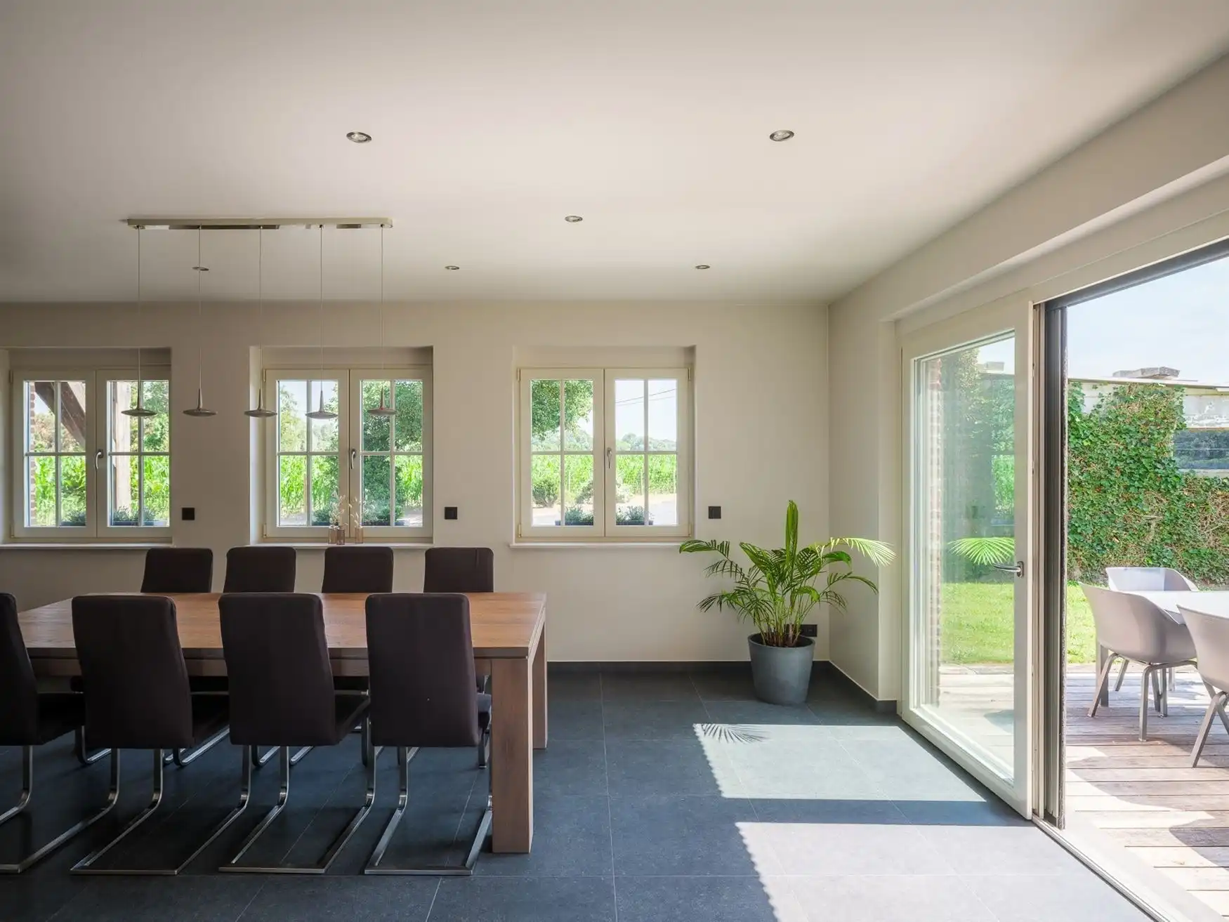 Exclusieve farmhouse te midden van de velden in Drongen foto 2