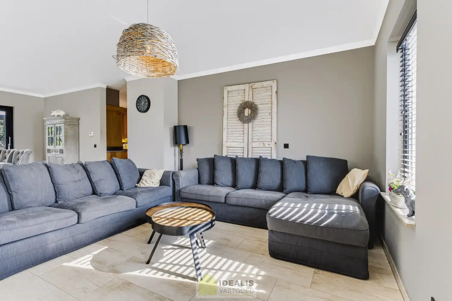 IDEALIS VASTGOED – EEN AANGENAME VRIJSTAANDE WONING MET EEN NIEUWE KEUKEN EN BADKAMER, EEN HEERLIJK RUIME WOONKAMER MET SPEKSTEENKACHEL, EEN EXTRA RUIME VERANDA (VOLLEDIG AF TE SLUITEN MET GLAZEN PUIEN), 3 SLAAPKAMERS, EEN EXTRA MULTIFUNCTIONELE RUIMTE (INGERICHT ALS KANTOOR MET APARTE INGANG) OP EEN RIANT PERCEEL VAN 14A 51CA, VOLLEDIG OMHEIND, VOORZIEN VAN VOLDOENDE PARKEERRUIMTE EN EEN PRACHTIGE CARPORT VOOR 2 WAGENS! foto 11