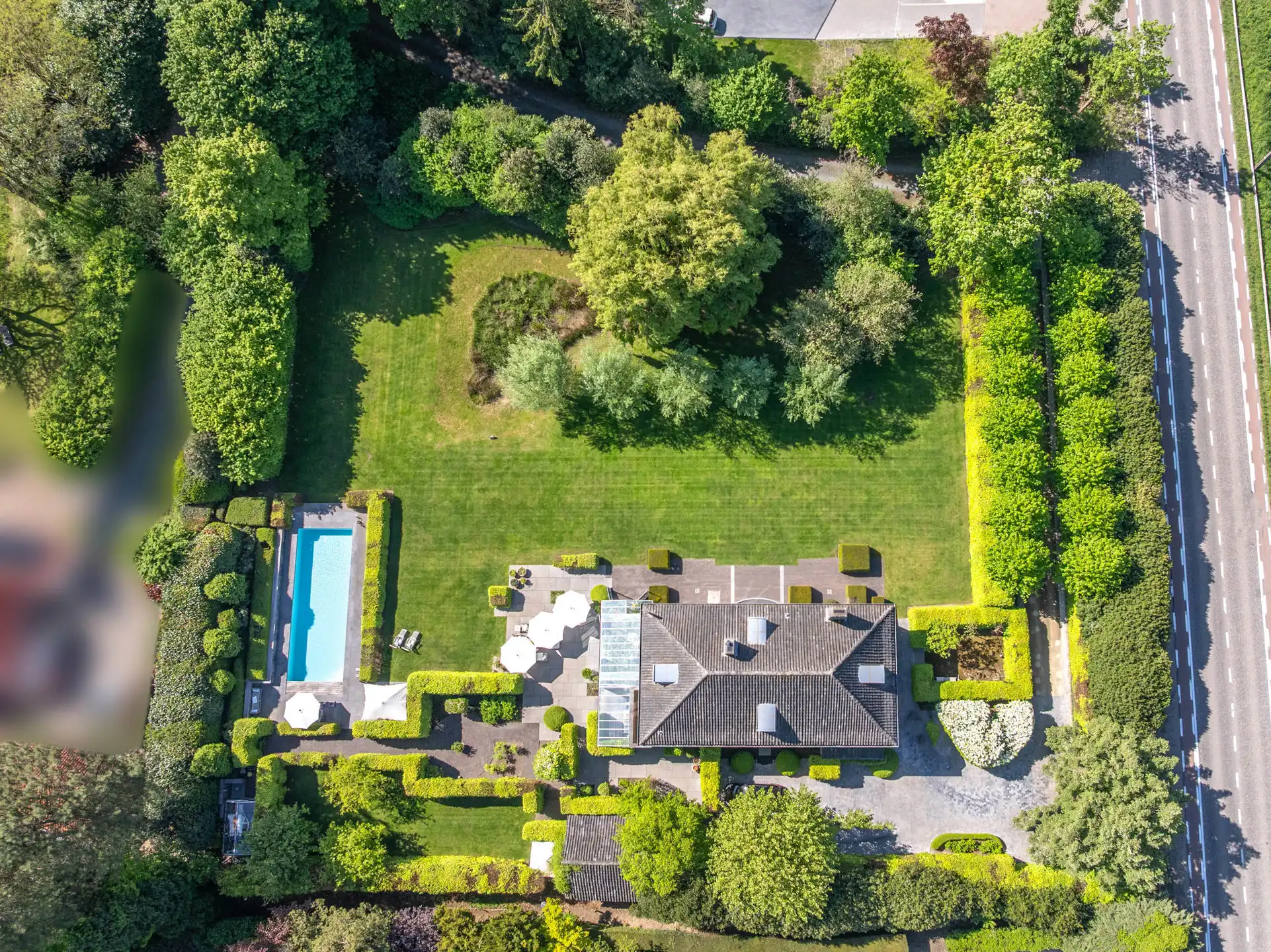 Statige luxevilla op royaal perceel van 3.877 m² met zwembad foto {{pictureIndex}}