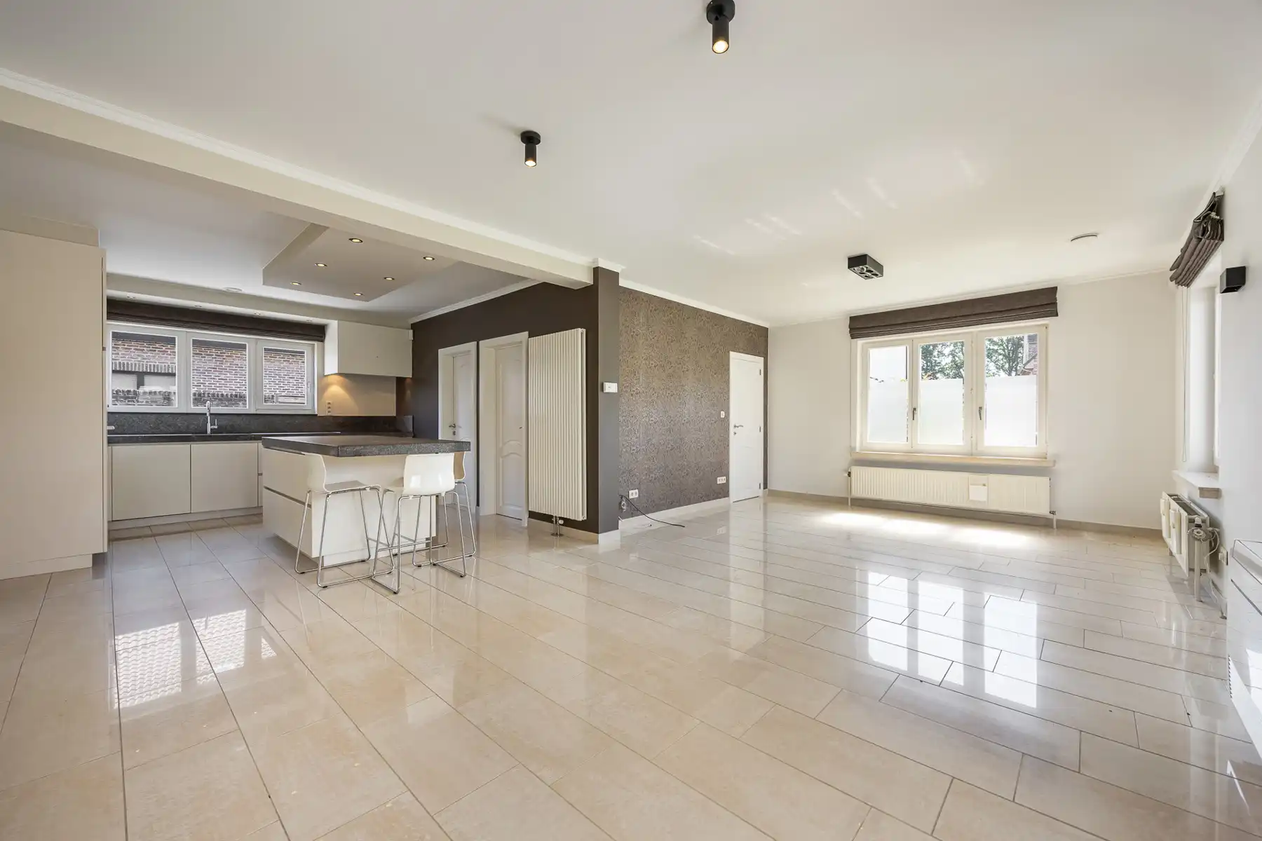 Gerenoveerde laagbouwwoning met grote opslagruimte op ca 1.374m² (opsplitsing tot 2 bouwgronden mogelijk). foto 4