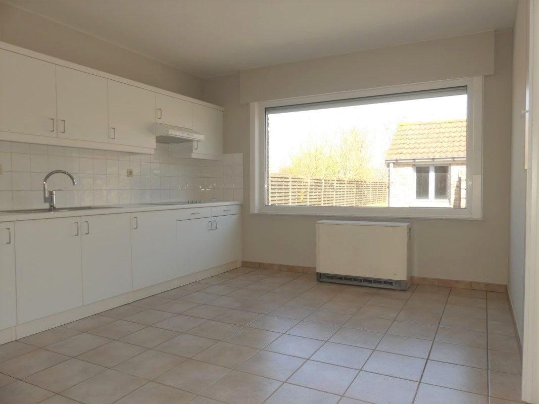 Instapklare gezinswoning met afzonderlijke garage en tuin foto 4