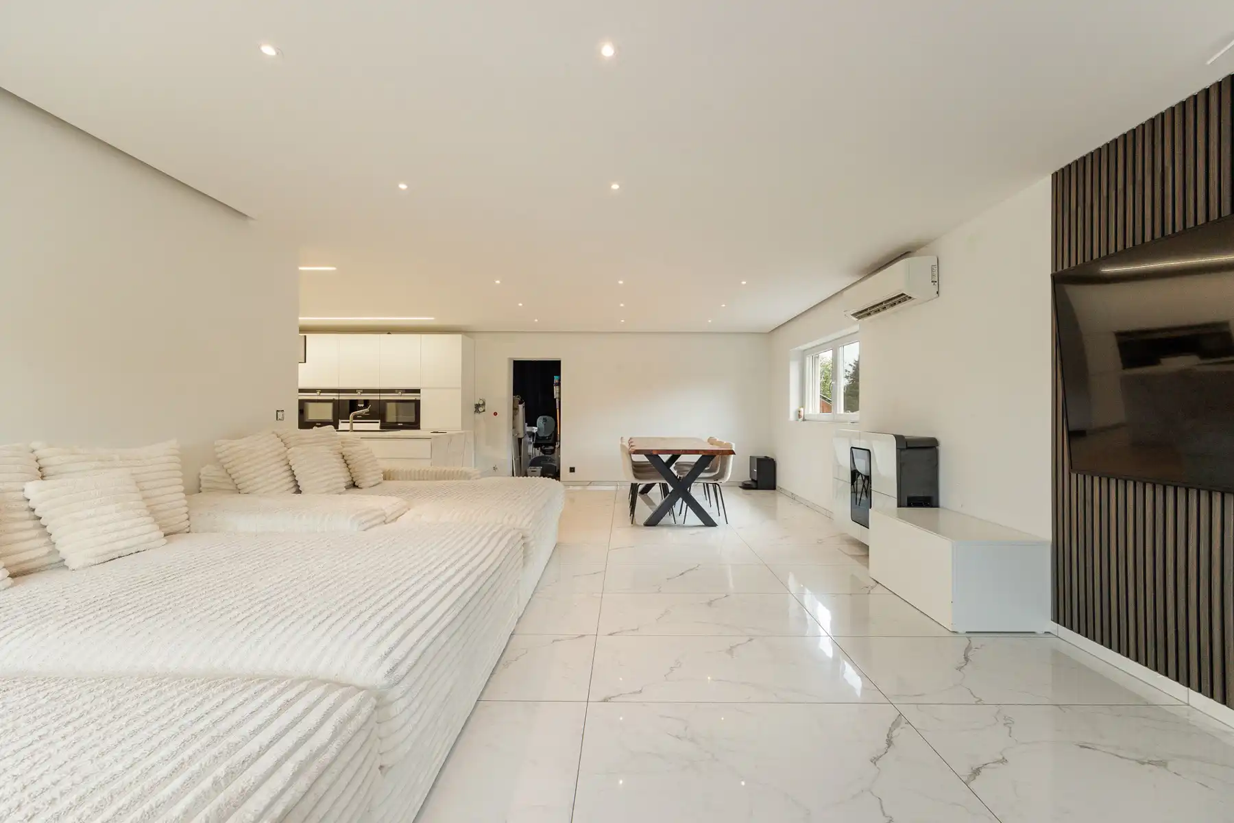 GROTENDEEL GERENOVEERDE GEZINSWONING (SPLIT-LEVEL) MET 3 SLAAPKAMERS, GROTE LEEFRUIMTE EN ZEER GUNSTIG EPC-LABEL OP EEN FIJN PERCEEL VAN 9A20CA IN GELIEFDE WOONWIJK IN HELCHTEREN foto 6