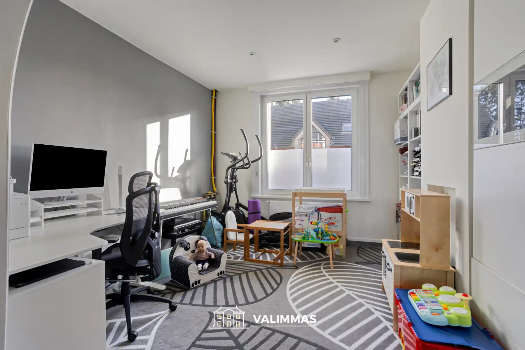 Totaal gerenoveerde woning met parking en mooie tuin... foto 3