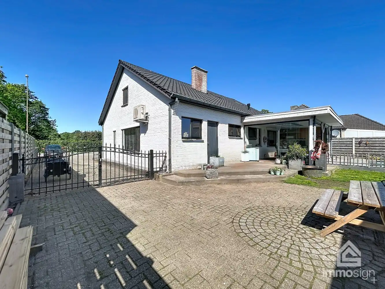 Ruime gezinswoning met veel potentieel en vrij uitzicht met zwembad te Hamont! foto 33