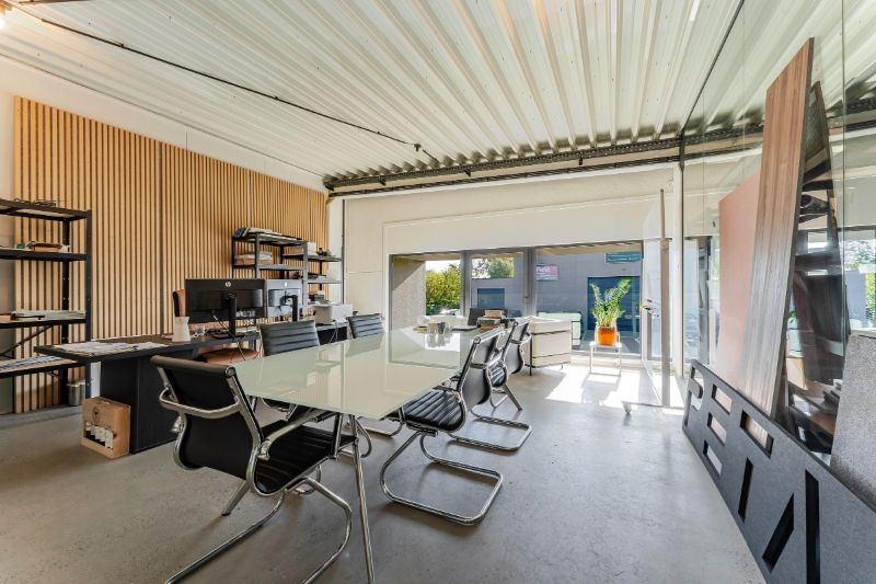 Instapklaar bedrijfsgebouw op strategische ligging te huur in Roeselare foto 9