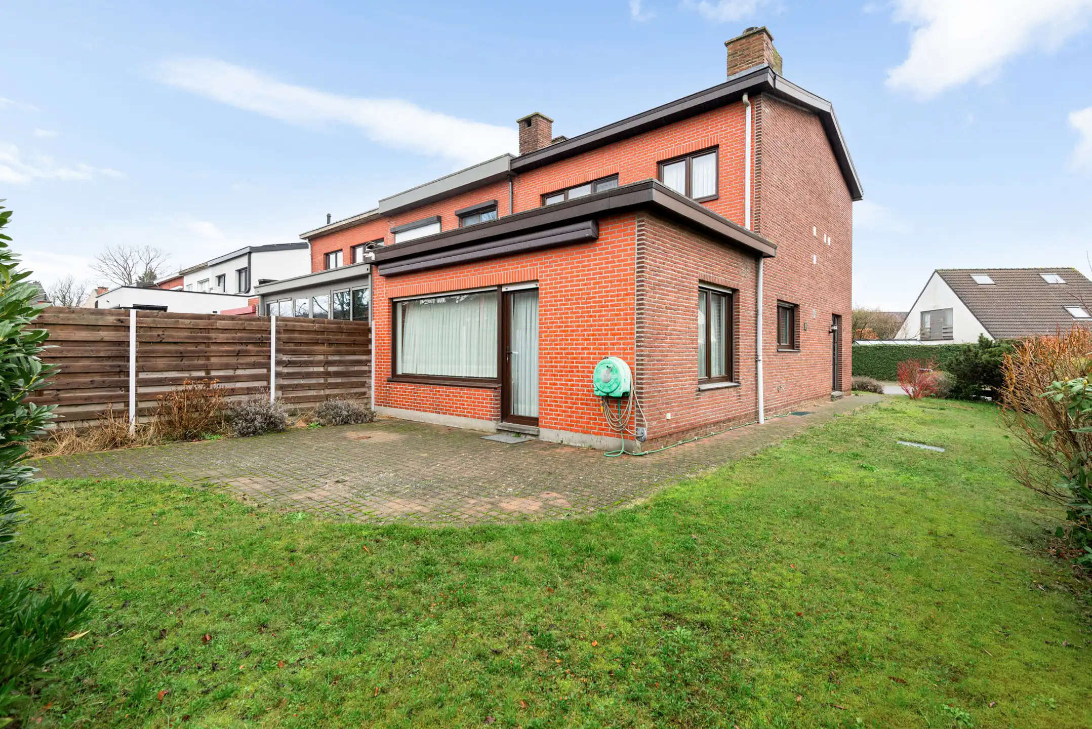 Halfopen woning met dubbele garage op mooie locatie foto 3