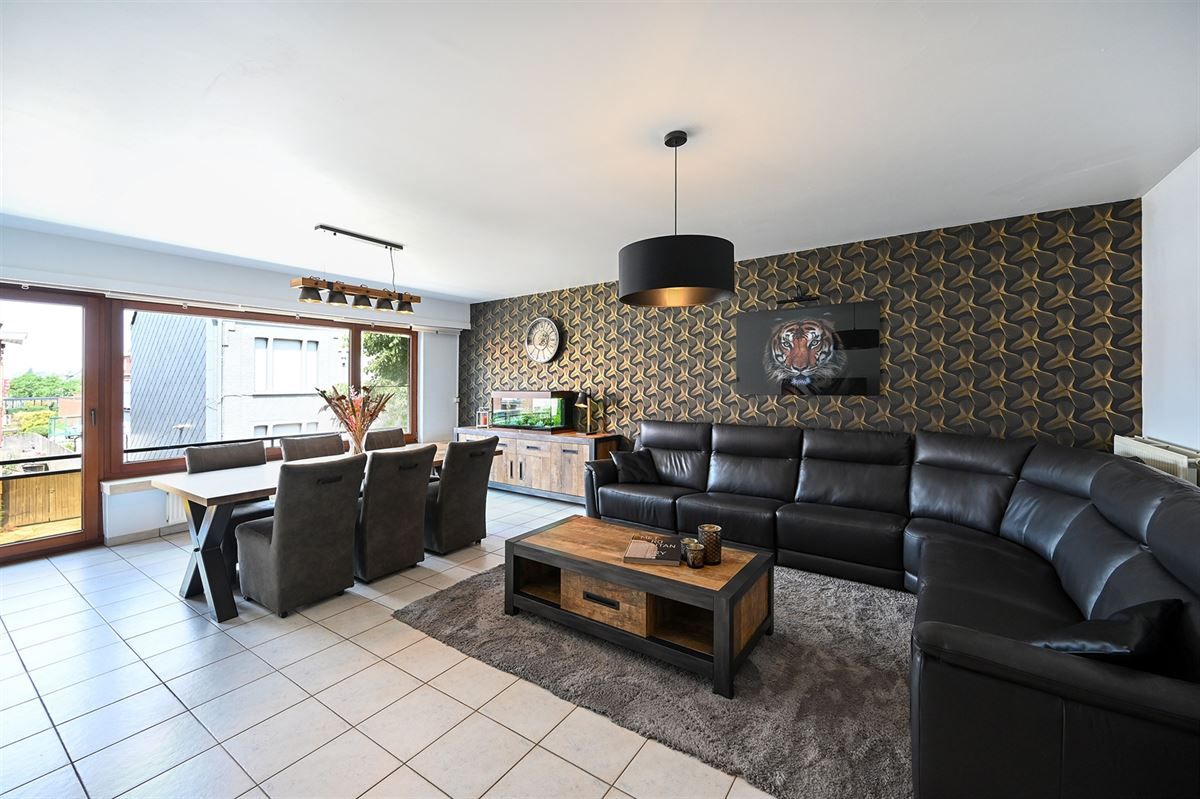 Ruim appartement met garage en kelderberging pal in centrum Hoevenen. foto 3