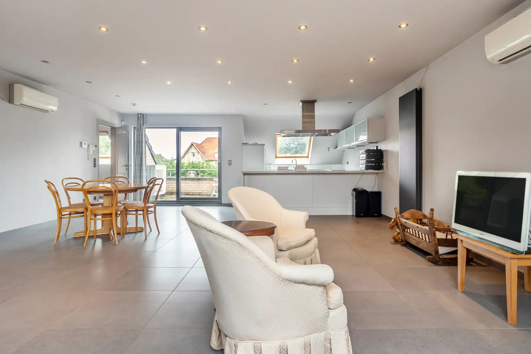 Ruim, triplex appartement met 1 slaapkamer vlakbij centrum foto 2