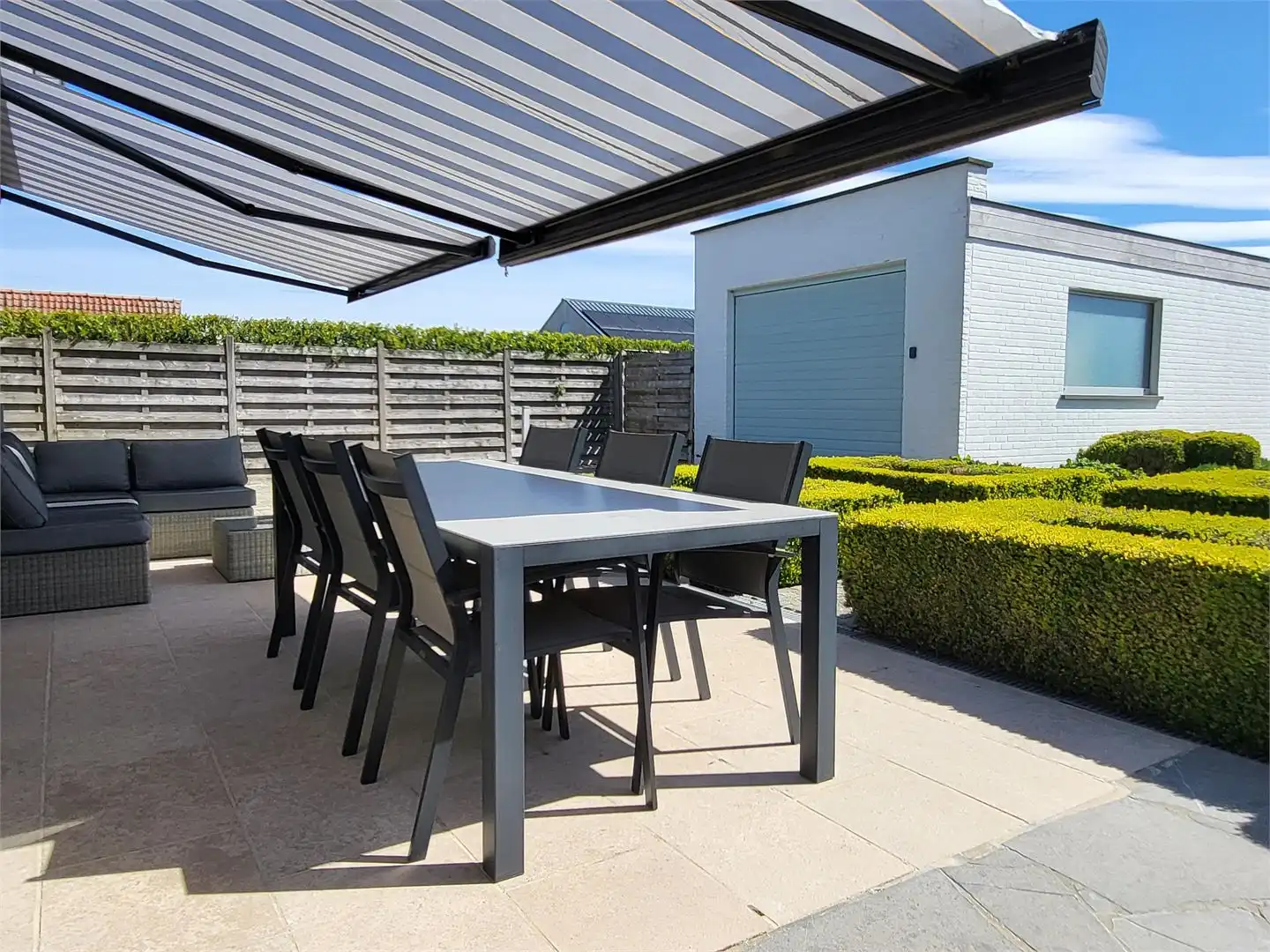Deze ruime en uitstekend onderhouden villa-bungalow op een perceel van 1.264 m² combineert comfort, functionaliteit en een aangename woonbeleving met een zuidgericht terras en een prachtig aangelegde tuin met zwembad en badhuis. foto 11