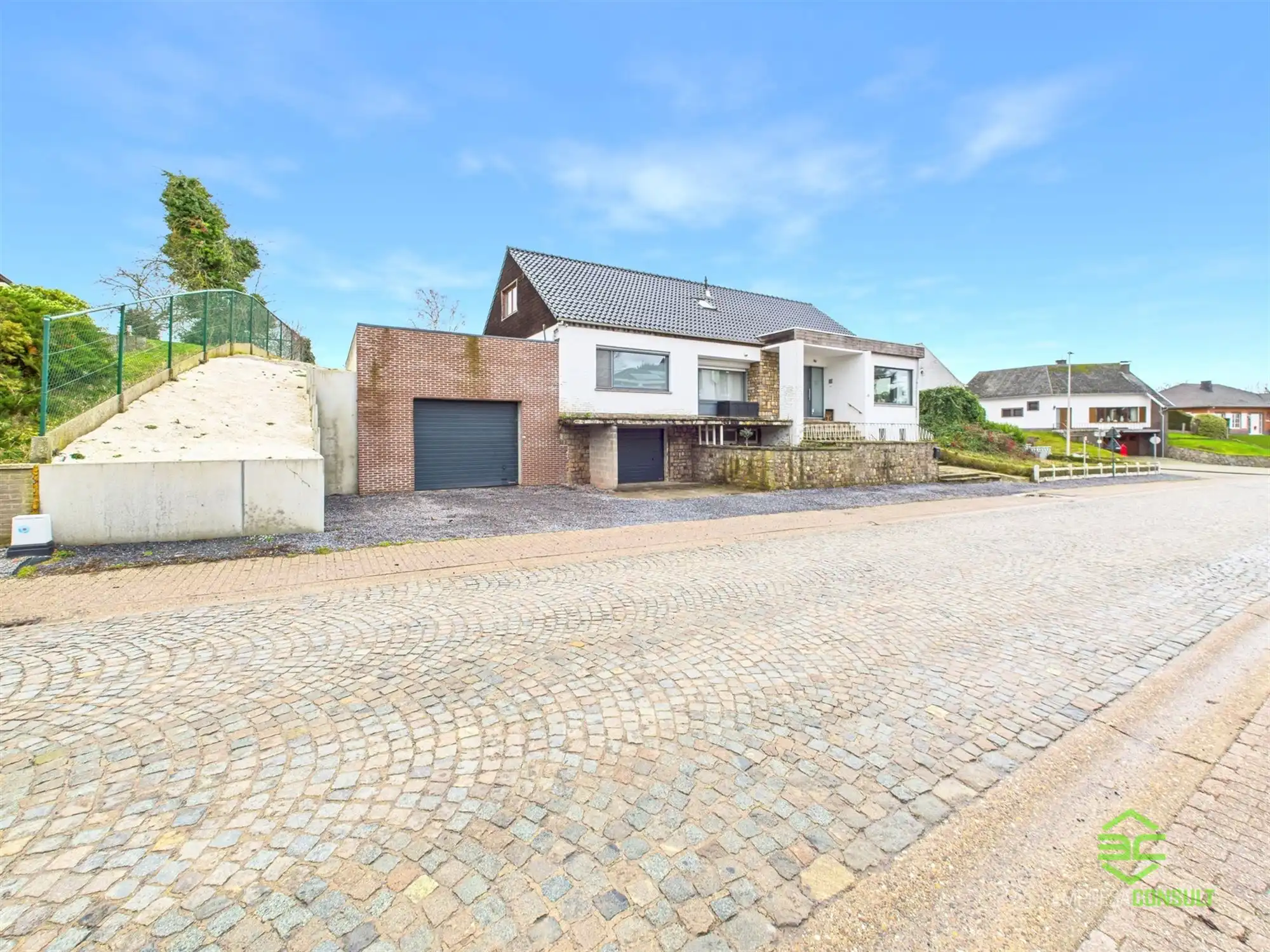 Instapklare gezinswoning met 6slpk en grote aparte garage! foto 3