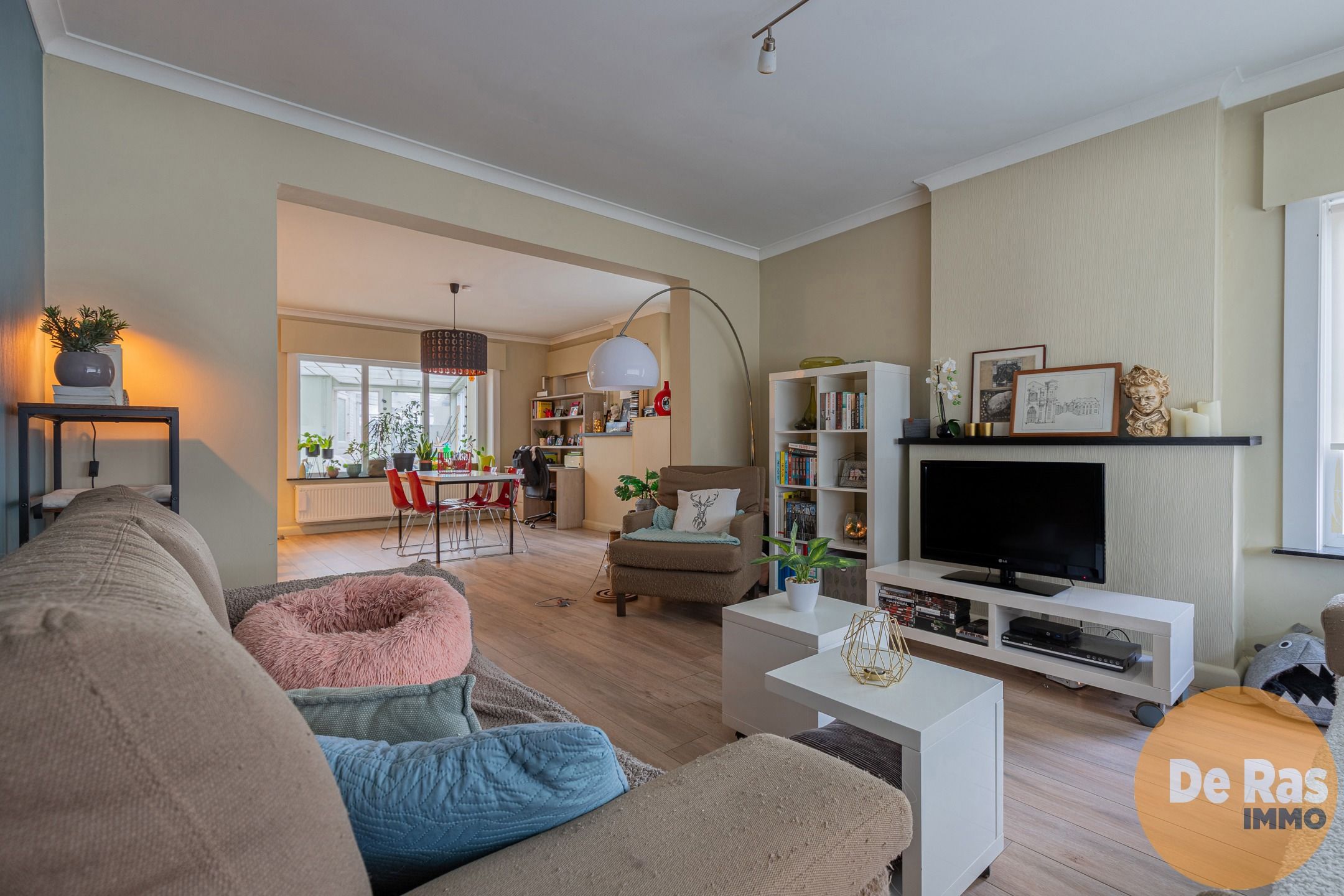 HILLEGEM - Stevige halfopen bebouwing op een rustige locatie foto 2