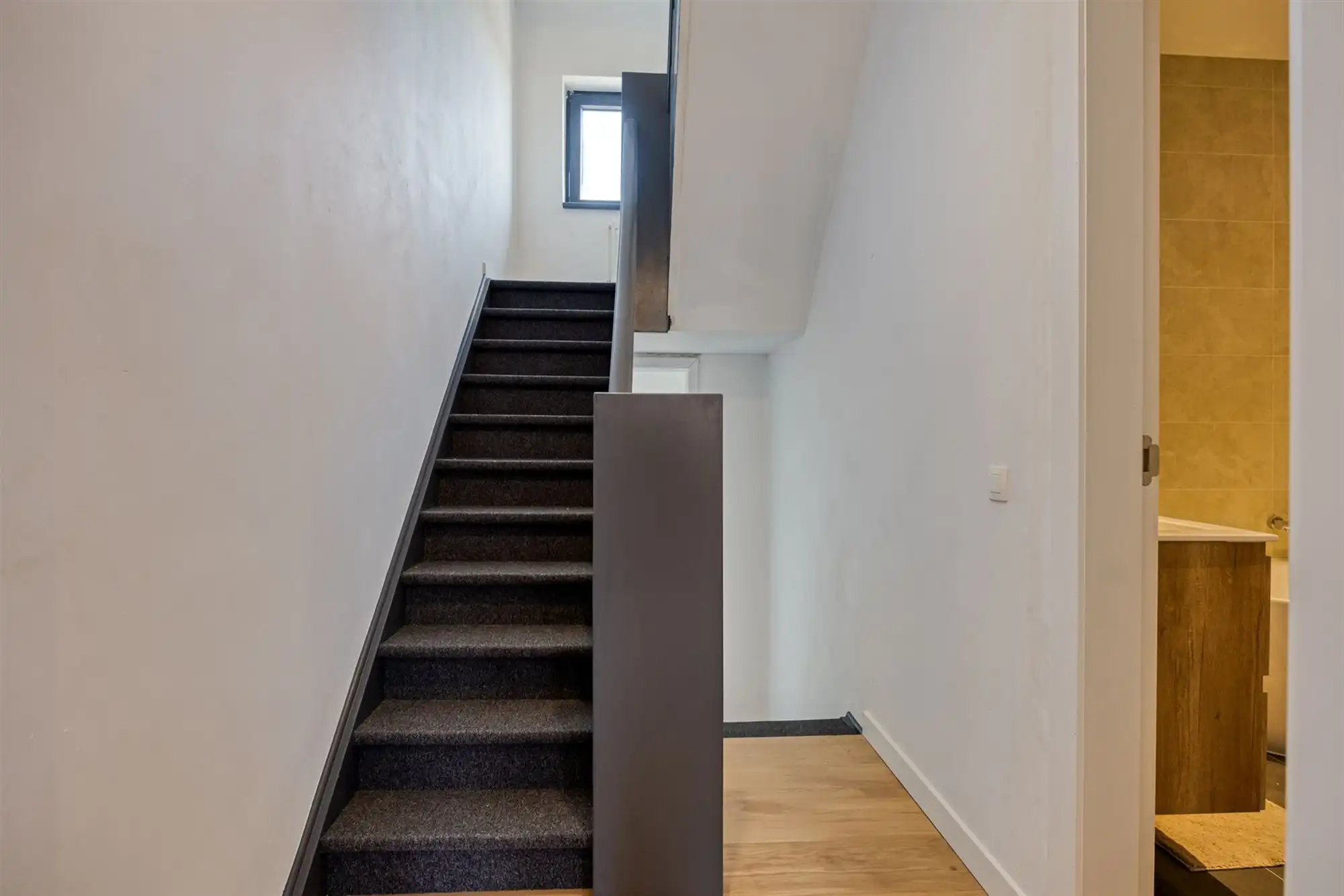 Volledig vernieuwde woning met 4 grote slaapkamers en tuin foto 26