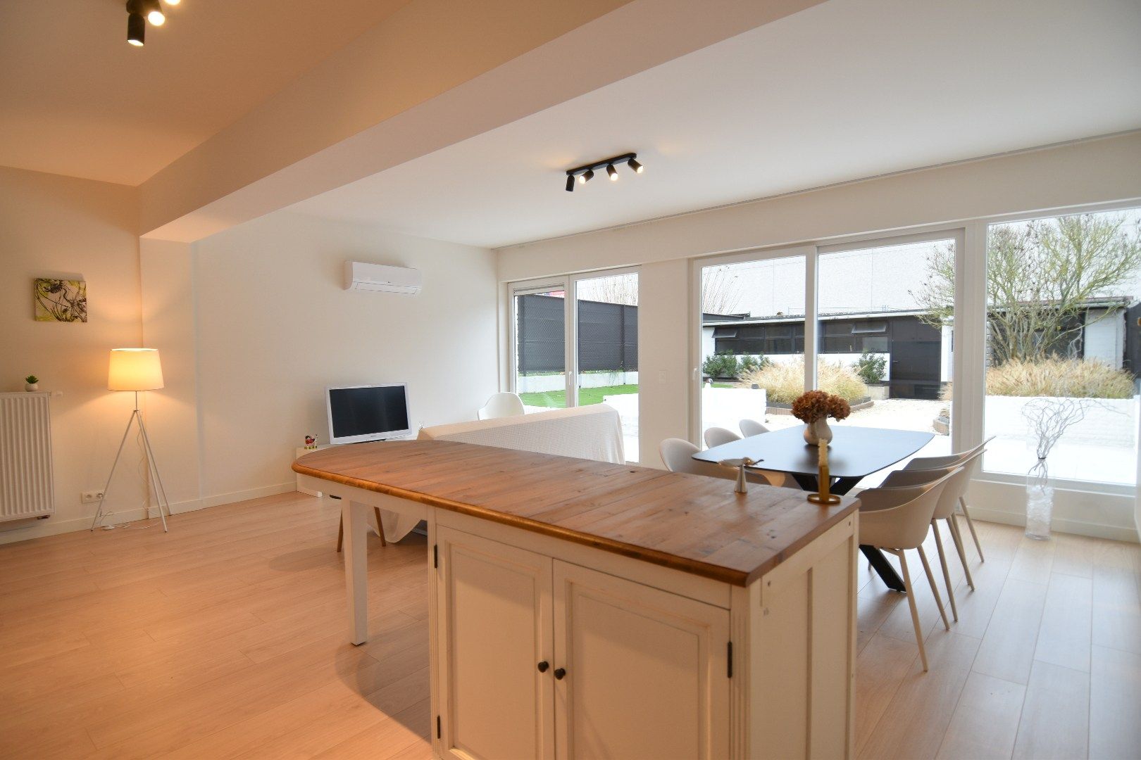 Gerenoveerde woning met tuin en 3 slaapkamers in Kortrijk foto 2