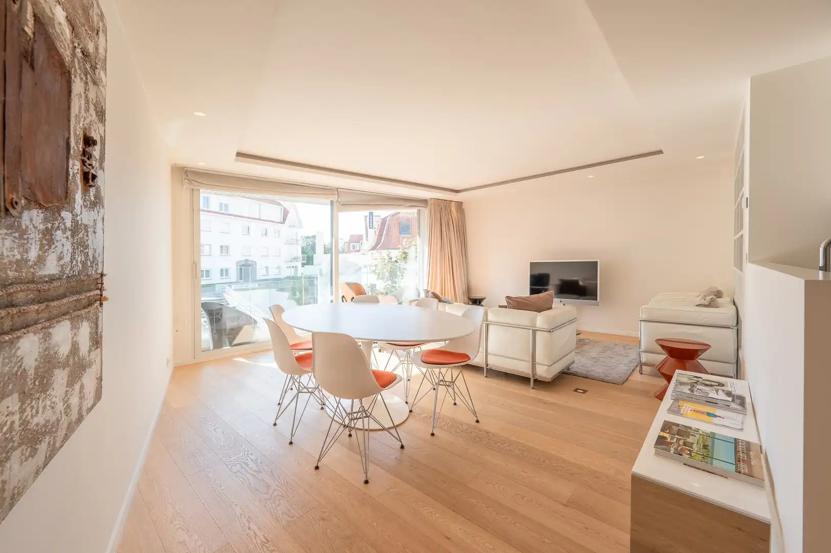 Hedendaags appartement genietend van een open zicht, centraal gelegen op de Kustlaan in het Zoute. foto 2