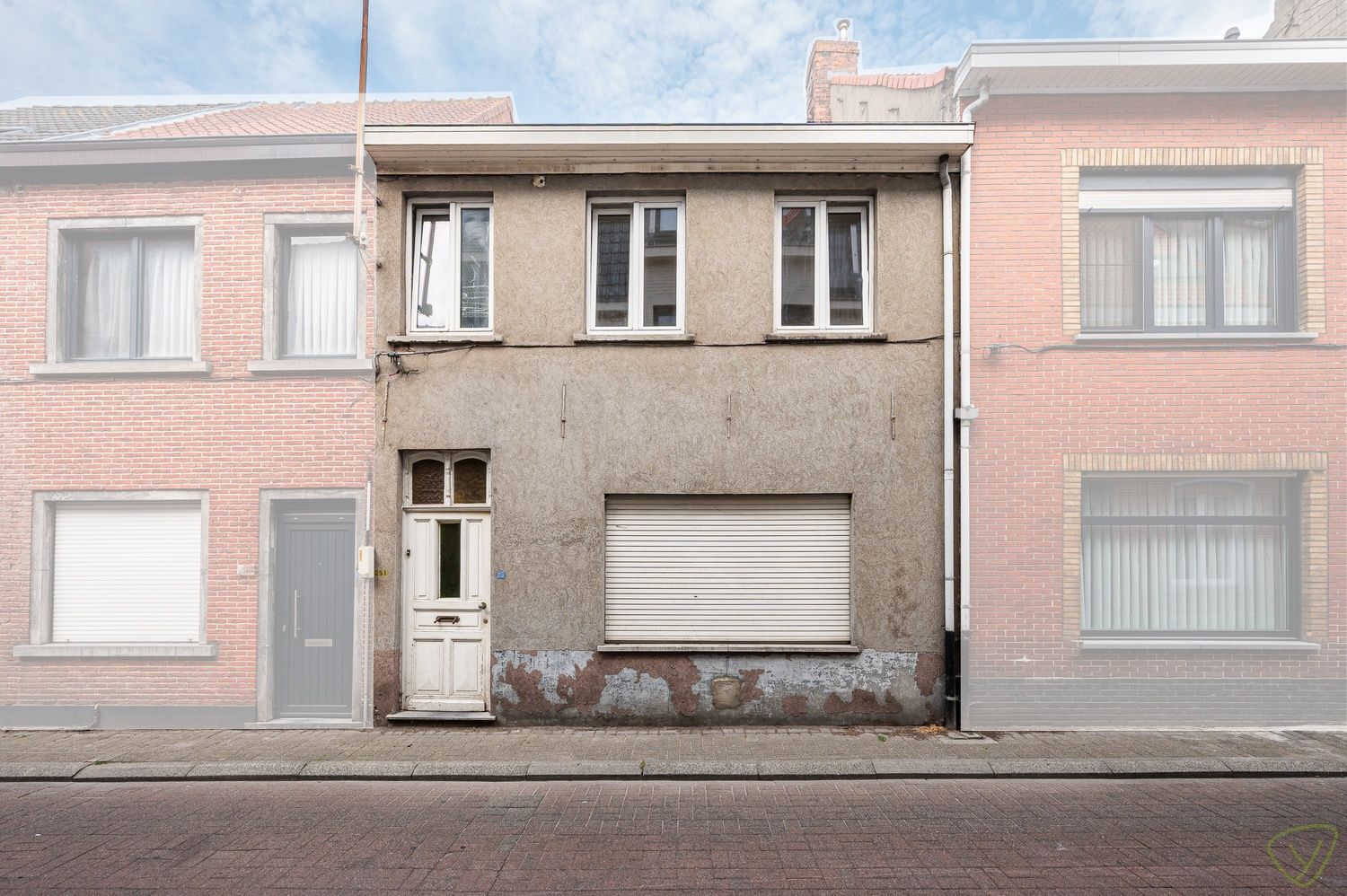 Op te frissen woning met verrassend ruime stadstuin in hartje Eeklo foto {{pictureIndex}}