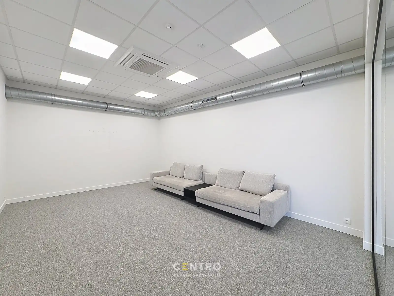 Kwalitatief afgewerkte KANTOORRUIMTE (268 m²) op de eerste verdieping met private parkeergelegenheid (inclusief laadpalen)! foto 18