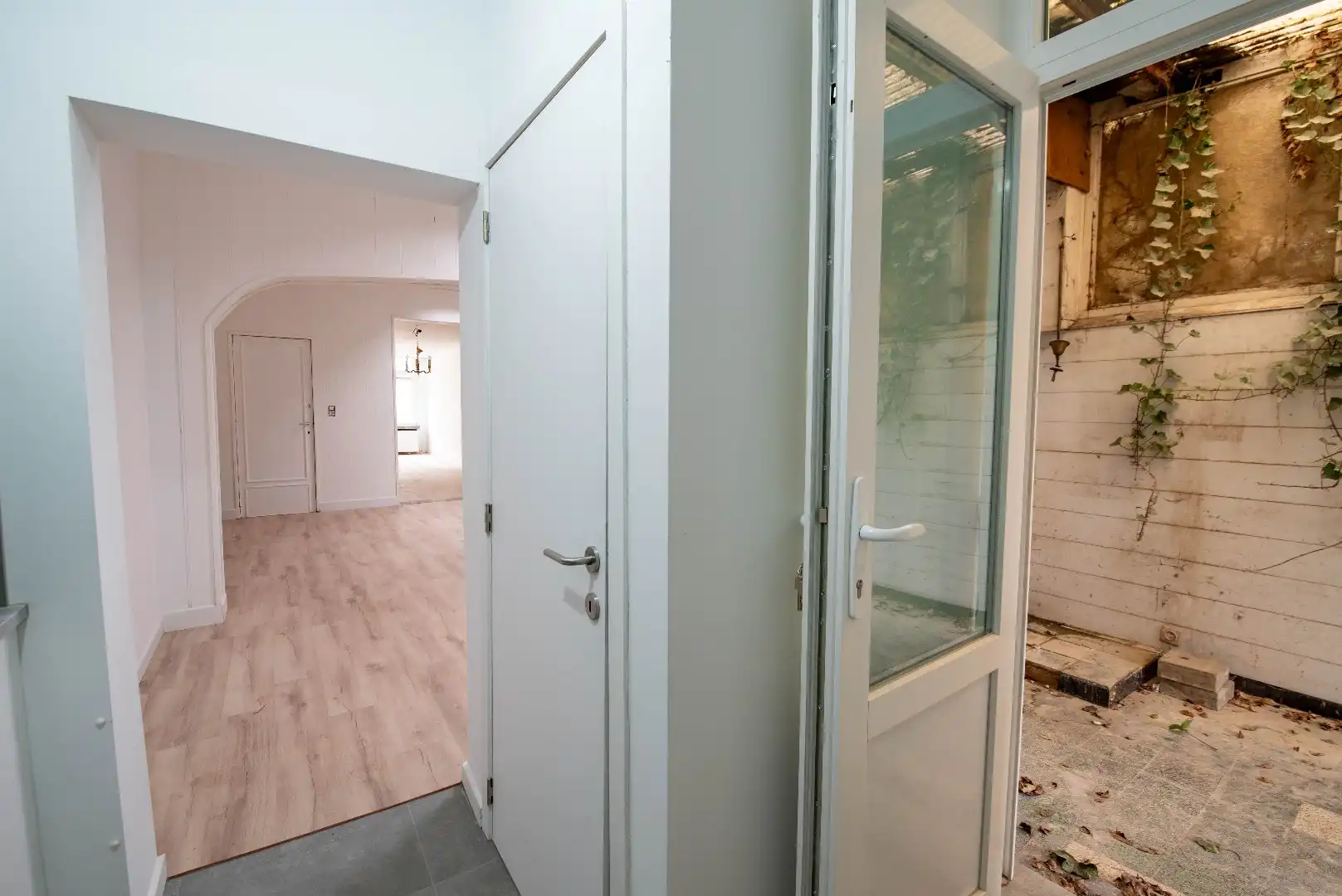 Ruim en recent vernieuwd gelijkvloers appartement met tuin op de Lakborslei foto 11