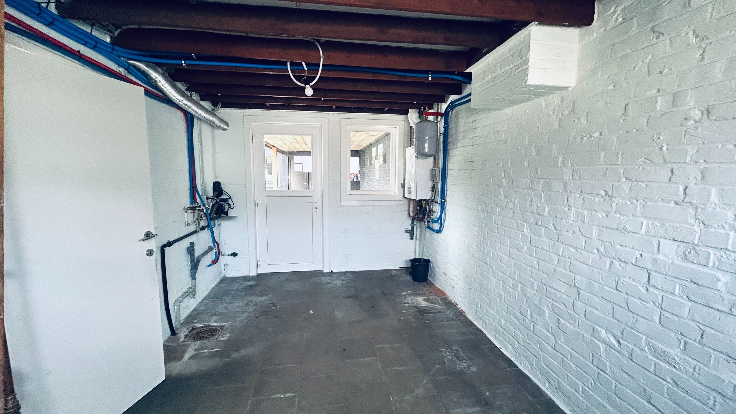 Centraal gelegen halfopen bebouwing met: oprit, tuin en garage foto 12