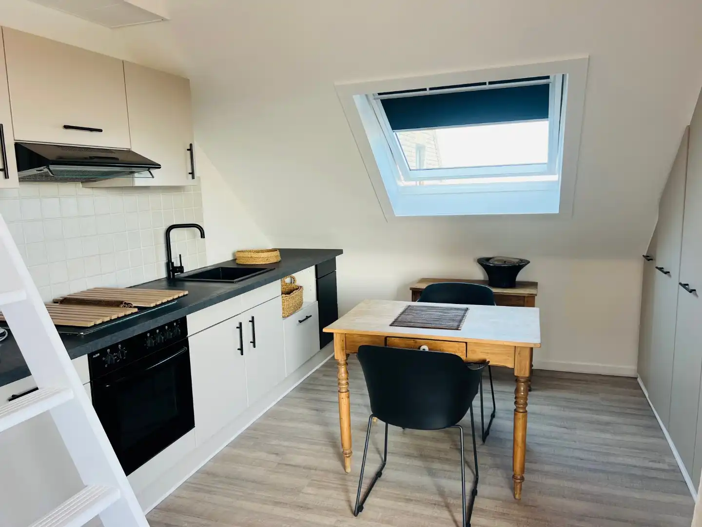 Gezellige gemeubelde studio met zuidgericht terras te huur in De Haan foto 8