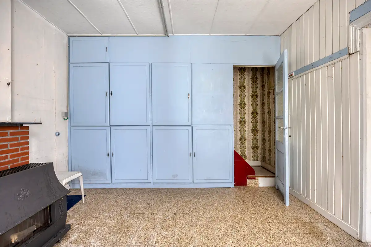 Te renoveren woning met grote garage foto 26