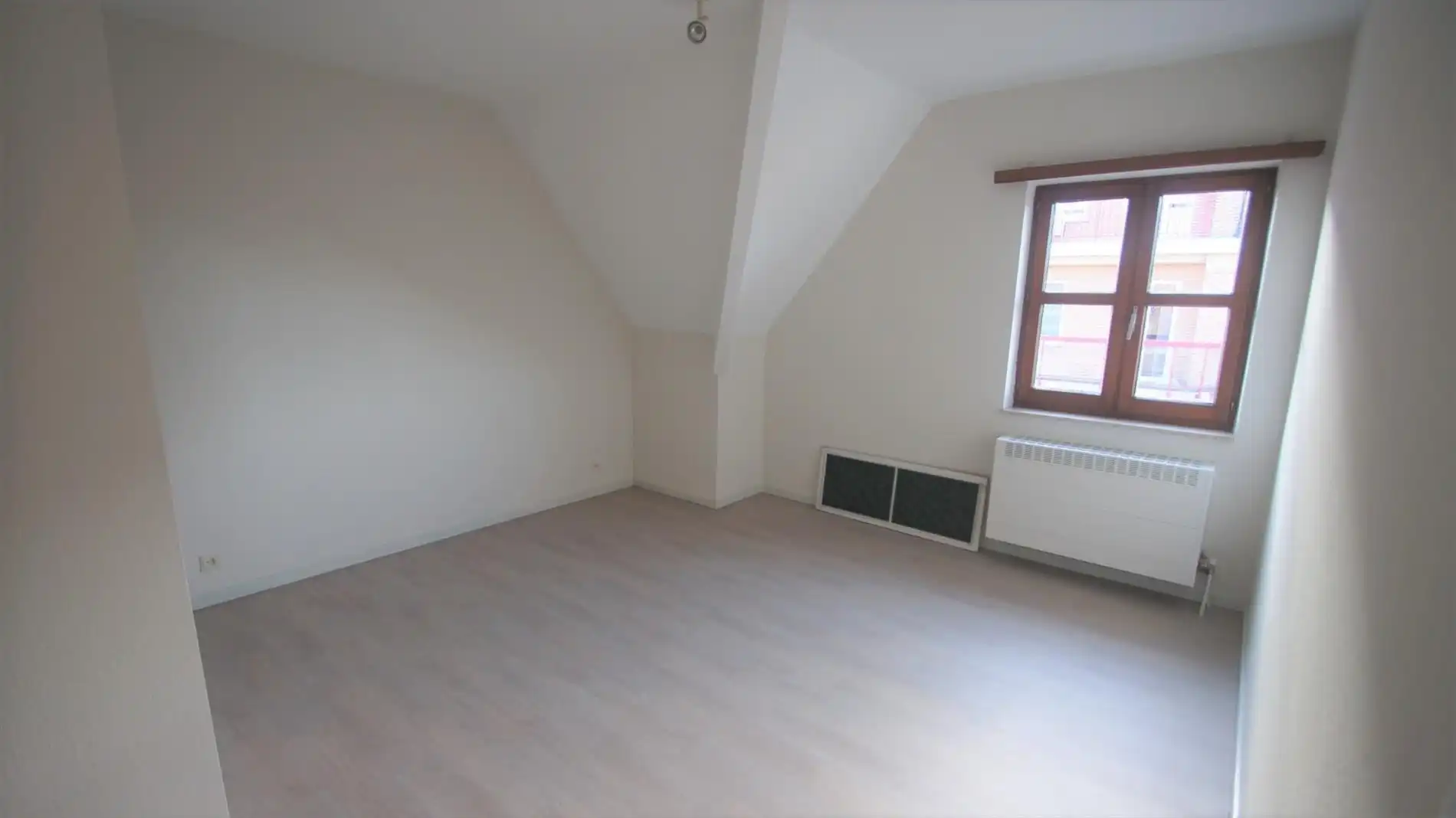 Zeer goed gelegen dakappartement met 2 ruime slpks foto 8