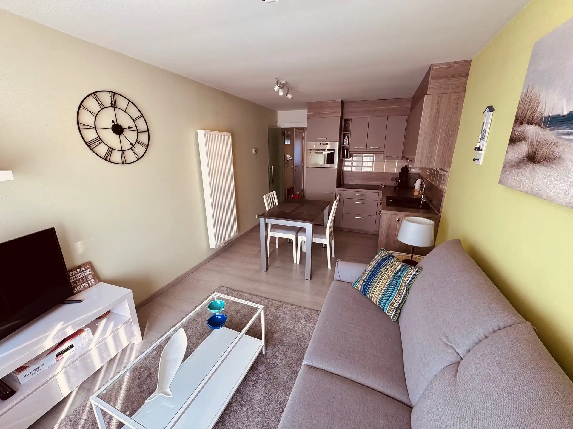 Instapklaar en volledig bemeubeld appartement nabij centrum van De Haan  Op een gunstige ligging in De Haan bevindt zich dit vernieuwde en instapklare appartement, gelegen op minder dan 500 meter van het centrum en op slechts 1,5 km van het strand. foto 3