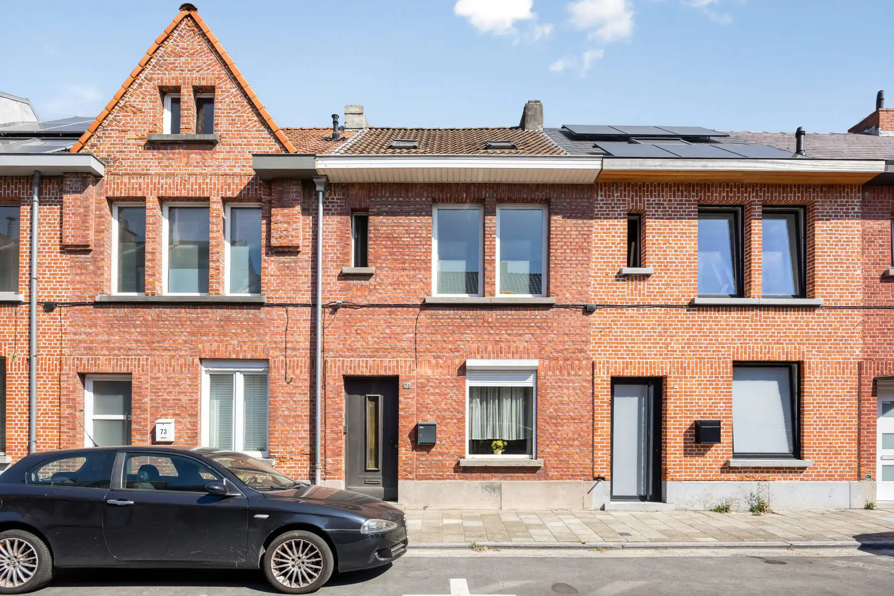 TE KOOP - gesloten bebouwing met 2 slaapkamers en tuin foto {{pictureIndex}}