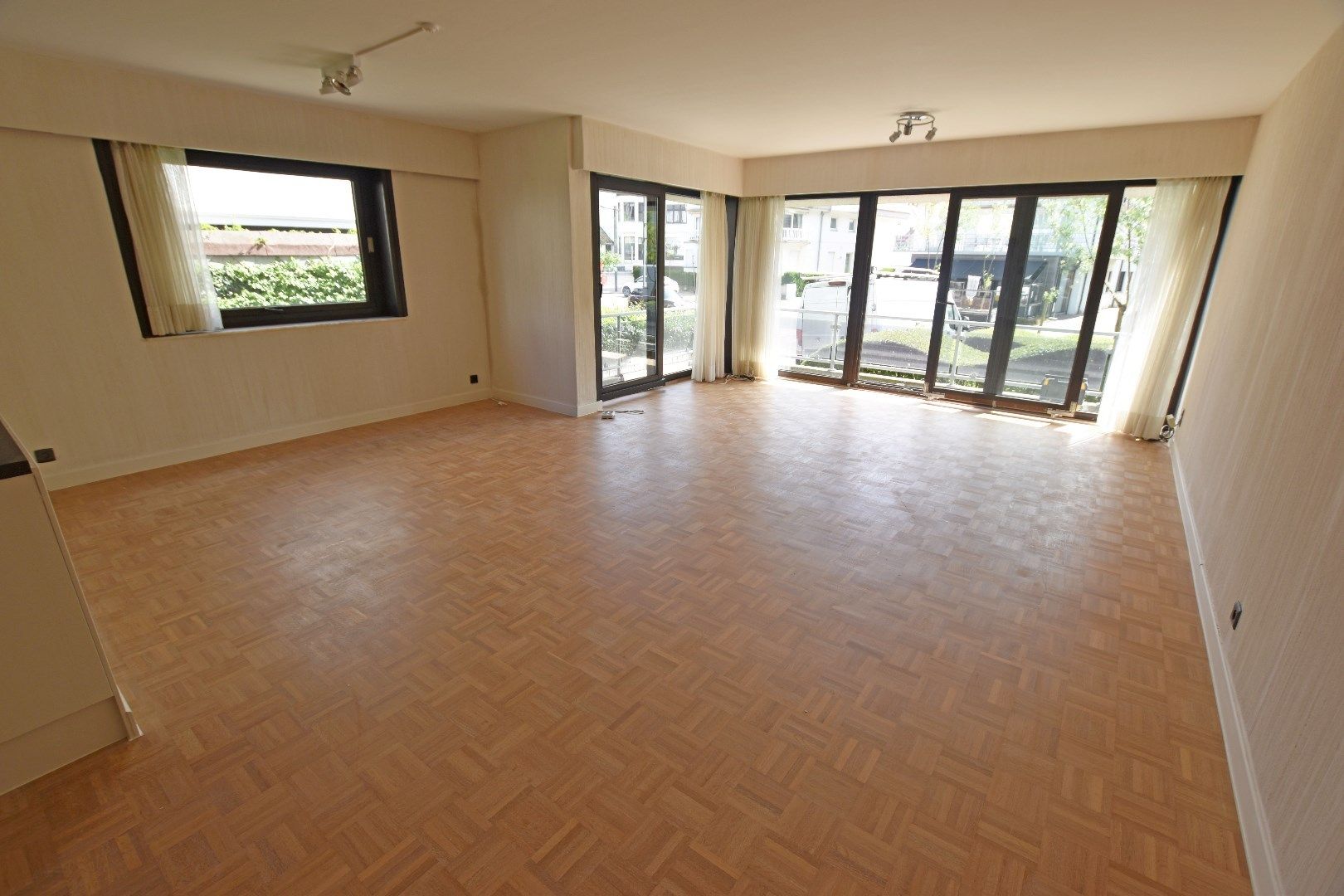 Ongemeubeld hoekappartement in hartje Zoute nabij het Albertplein foto 3