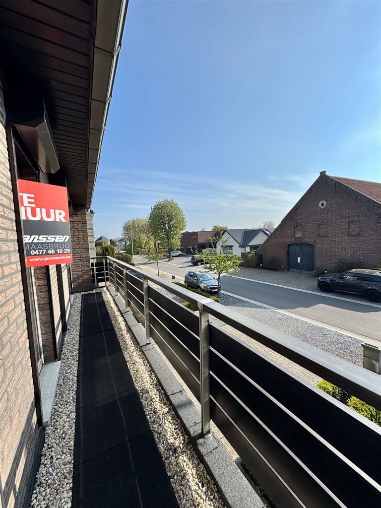 -1-slaapkamer appartement met groot terras nabij het centrum van Maaseik.  foto 9