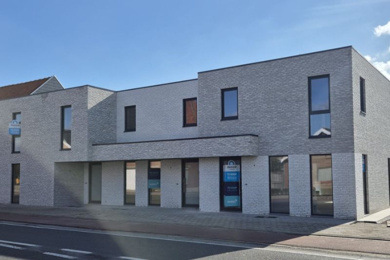 Hooglede: strakke halfopen nieuwbouwwoning met 3 slaapkamers, zuid-gerichte tuin, carport en berging op een perceel van 206 m², centrale ligging. foto {{pictureIndex}}