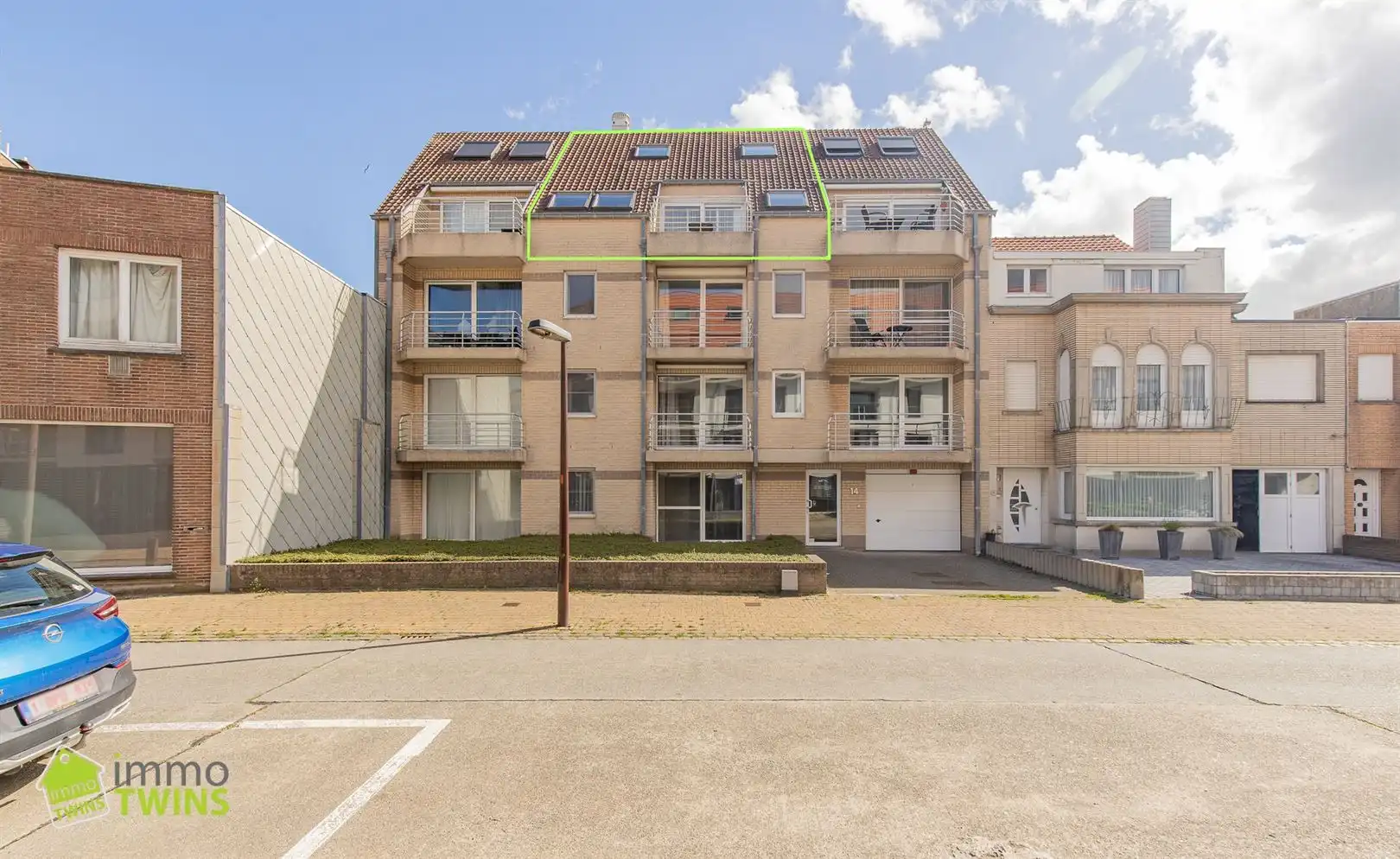 Ruim duplex appartement met terras te Bredene  foto {{pictureIndex}}