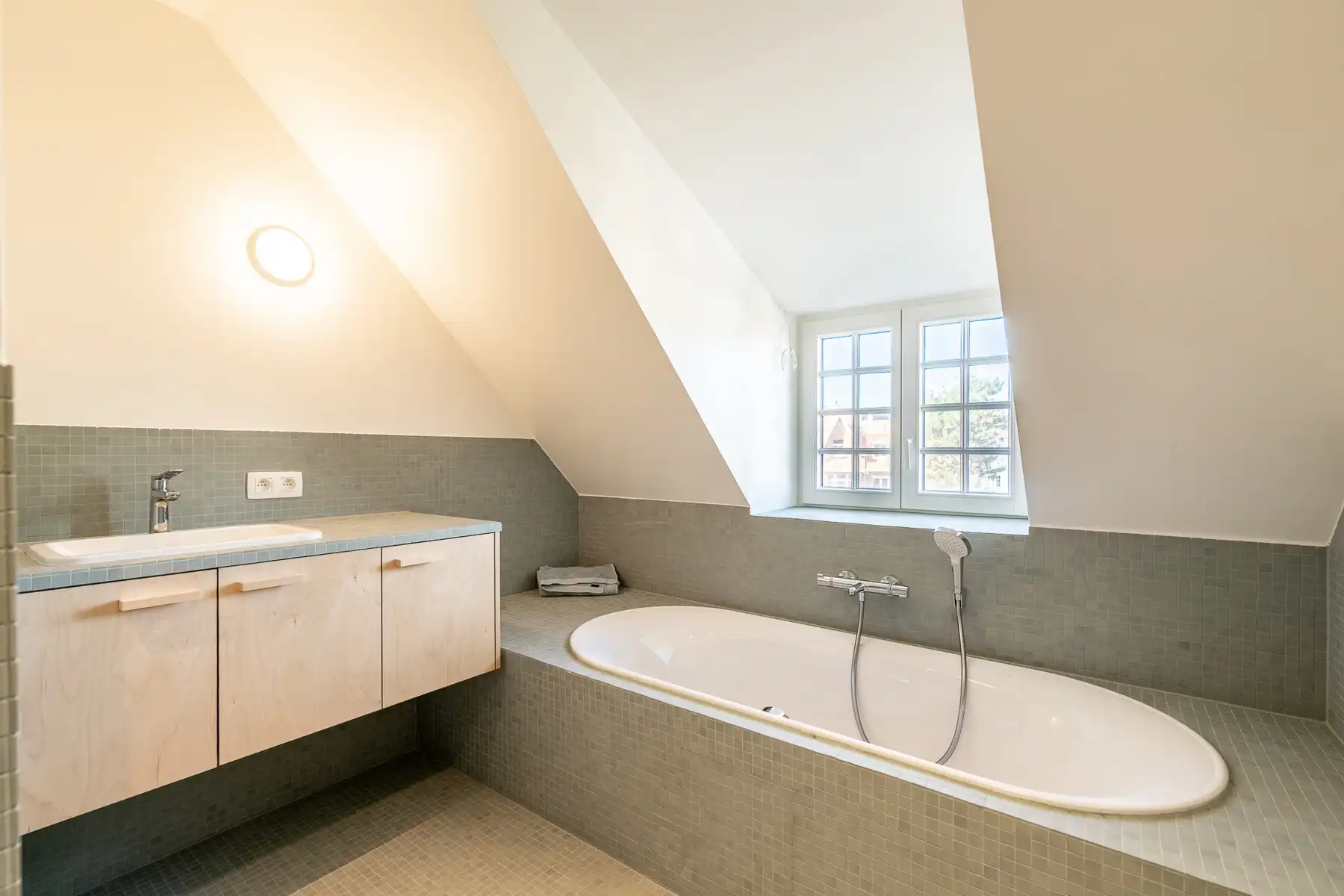 Exclusief: vernieuwde woning in charmant doodlopend straatje foto 12