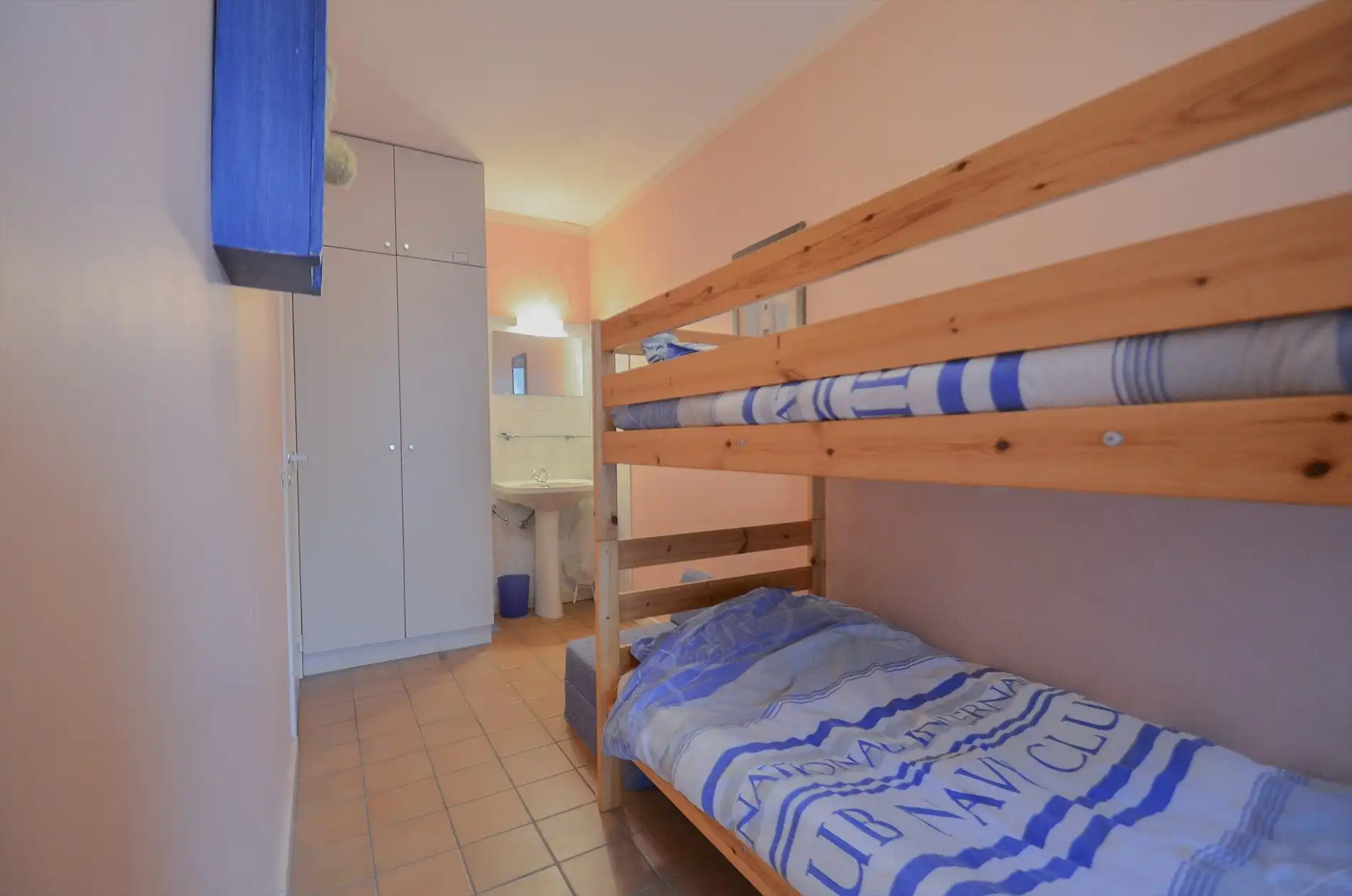 EXCLUSIEF BIJ IMMO BLUE: Op te frissen appartement gelegen op enkel stappen van de zee en de Kustlaan. foto 8
