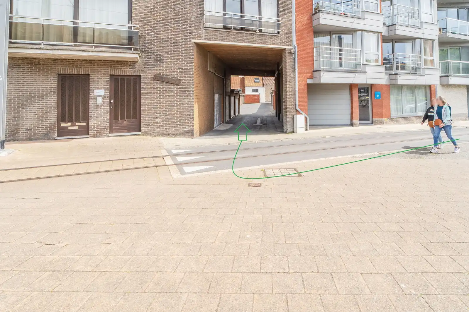 Ruime, afgesloten garagebox te koop foto 2