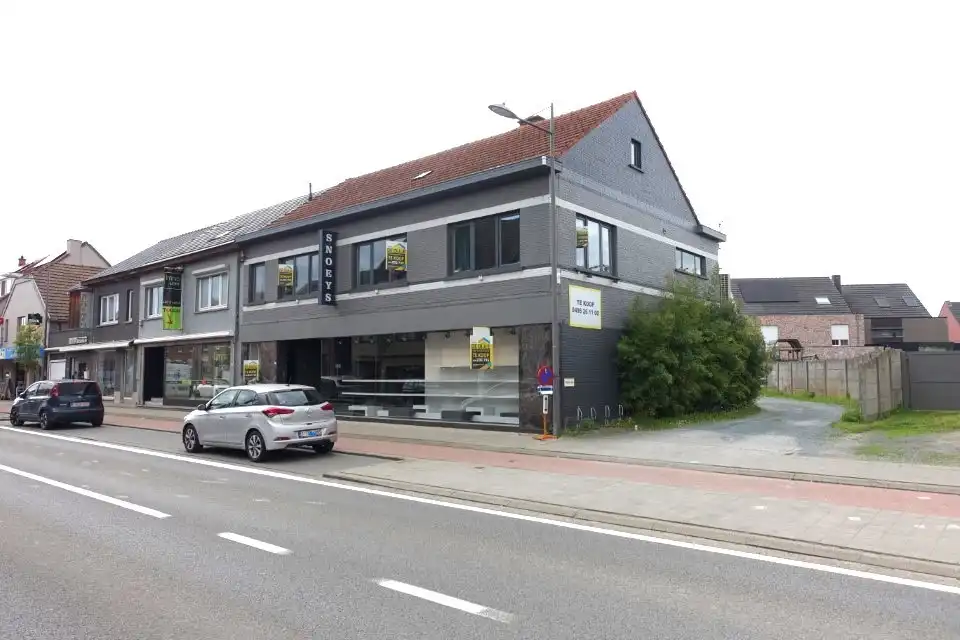 Ruime handelszaak (ca. 290m²) met grote visibiliteit foto {{pictureIndex}}