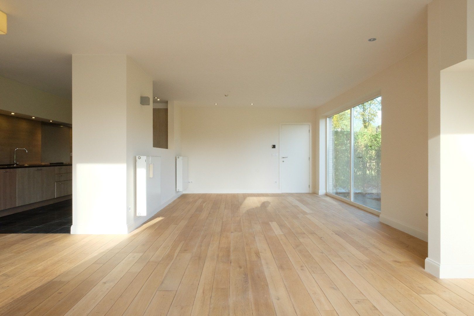 Recente ruime moderne halfopen woning met tuin en garage. foto 4