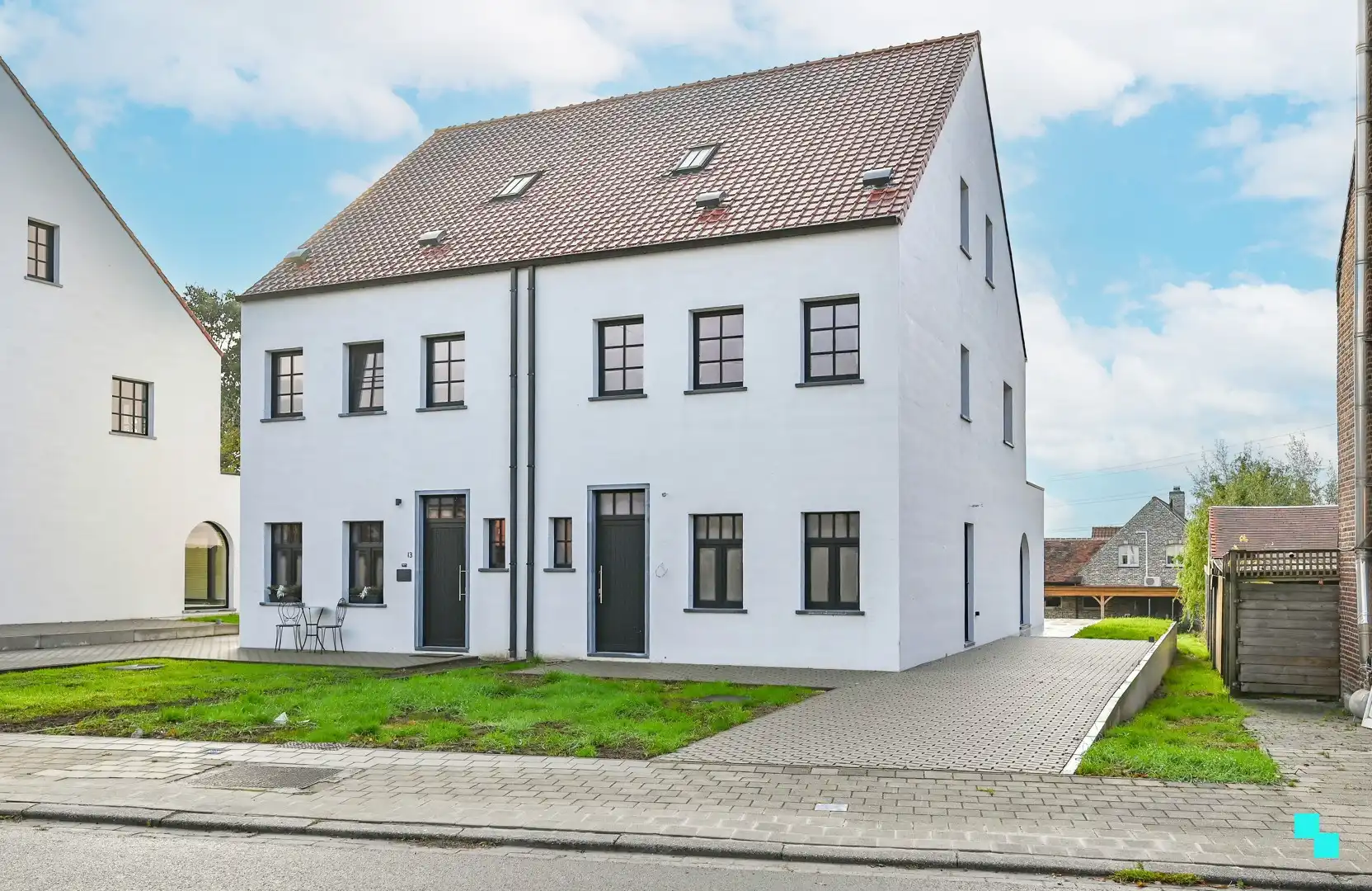 Ruime halfopen bebouwing in Zwevegem foto {{pictureIndex}}