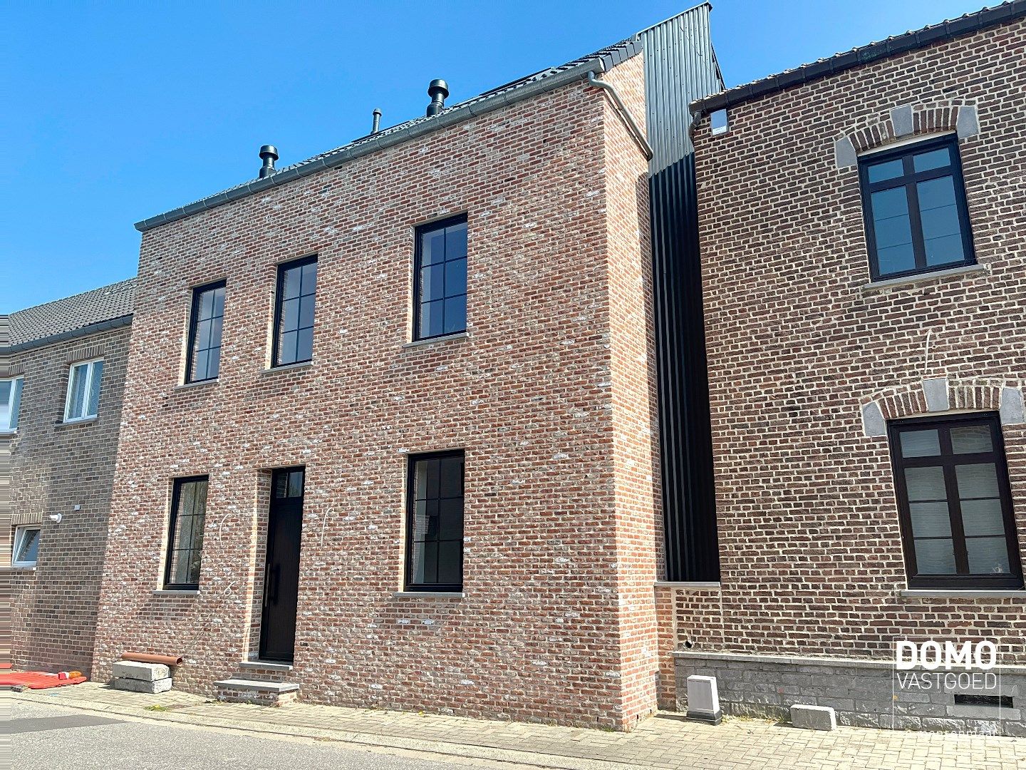 PRACHTIG GERENOVEERDE, LICHTRIJKE WONING MET 3 SLAAPKAMERS, 2 BADKAMERS, EEN ZONNIGE TUIN EN 2 PARKEERPLAATSEN TE GINGELOM (MIELEN-BOVEN-AALST)   foto {{pictureIndex}}