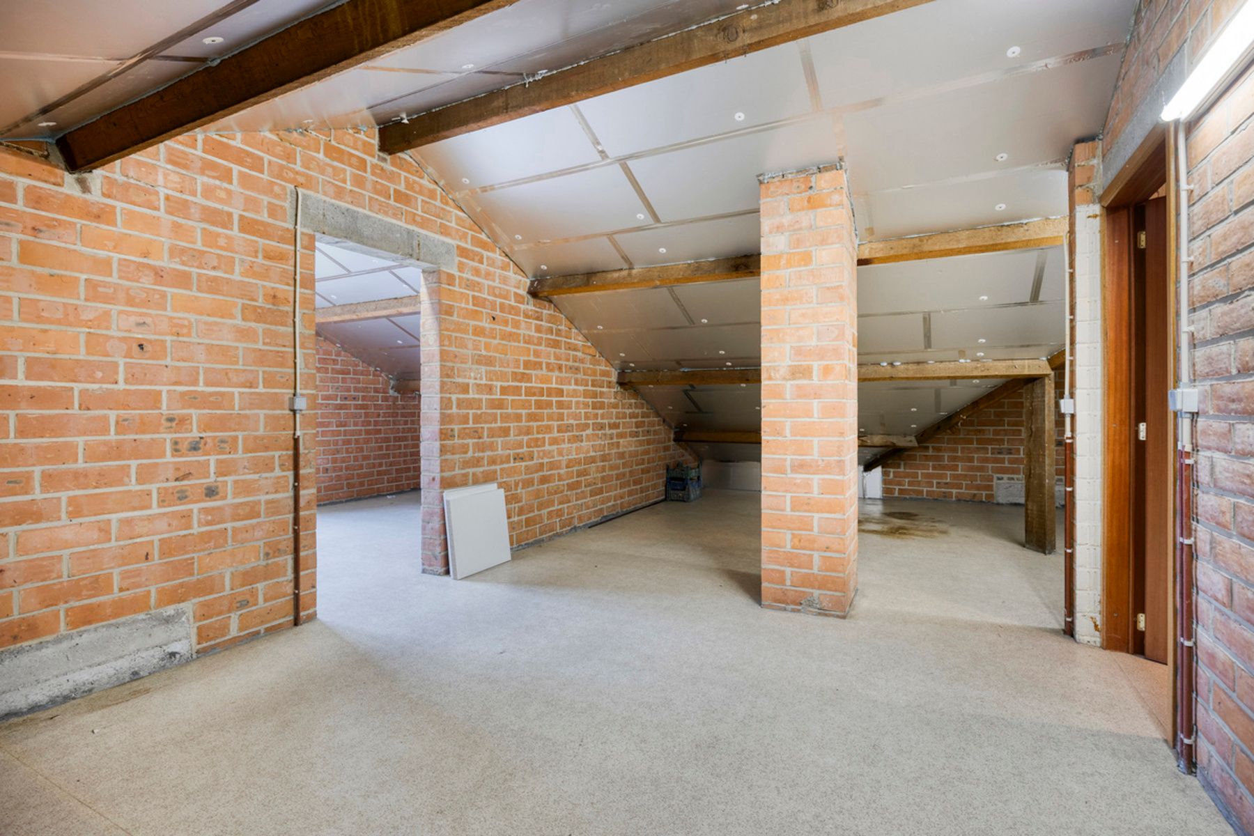 Exclusieve villa met grote loodsen combineer werken en wonen foto 24