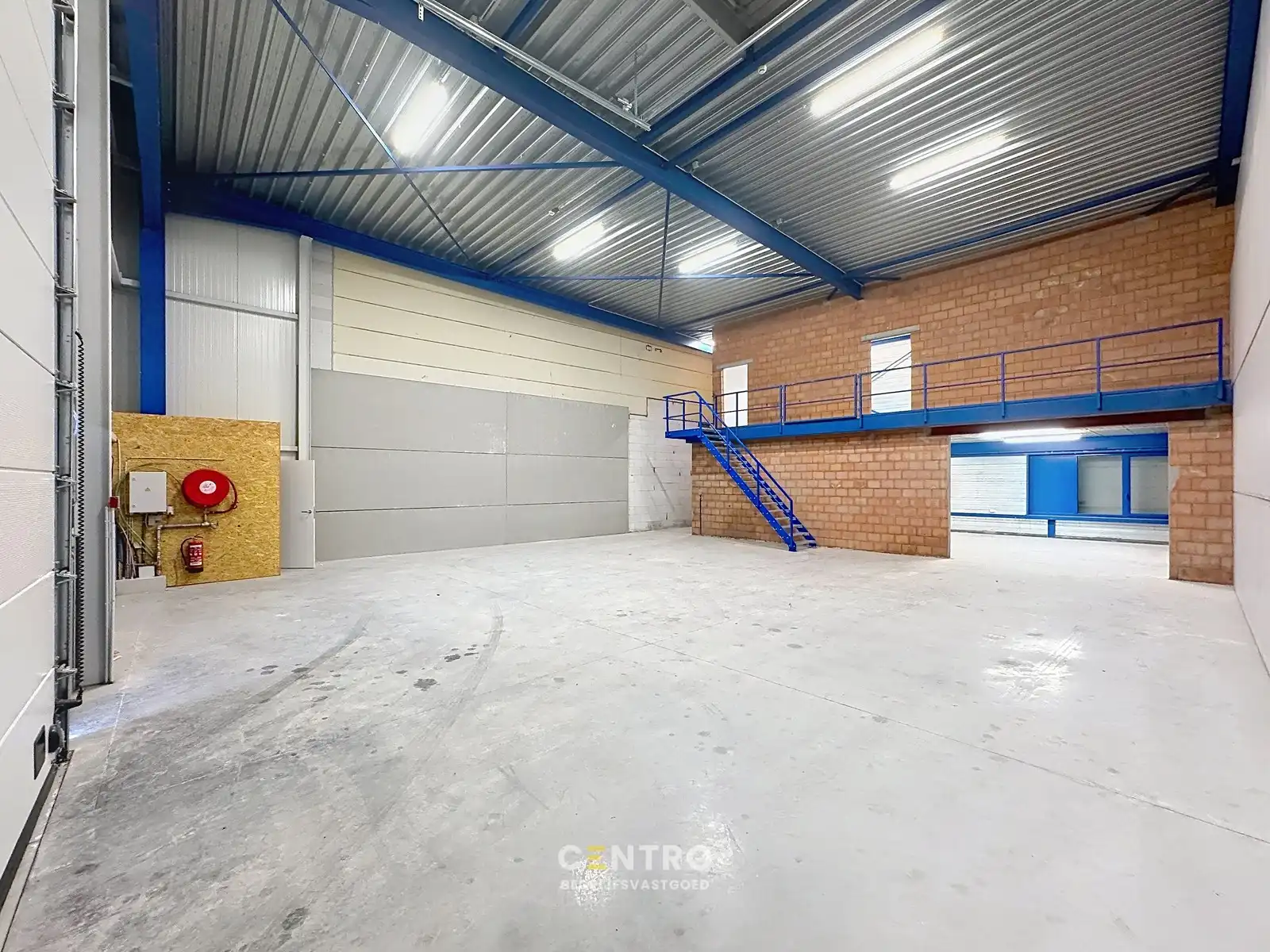 NB KMO-UNIT (238.65m²) met mezzanine (74.37m²) te koop met 2 private parkeerplaatsen voor de deur, elektrische sectionaalpoort en sanitair blok op industriezone "Herdersbrug" te 8000 Brugge foto 4