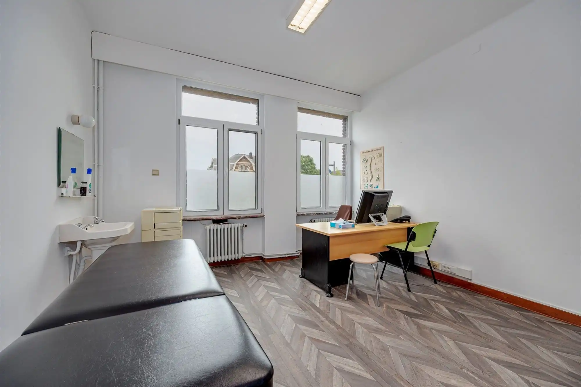 Ruime woning met veelzijdige praktijkruimtes foto 12