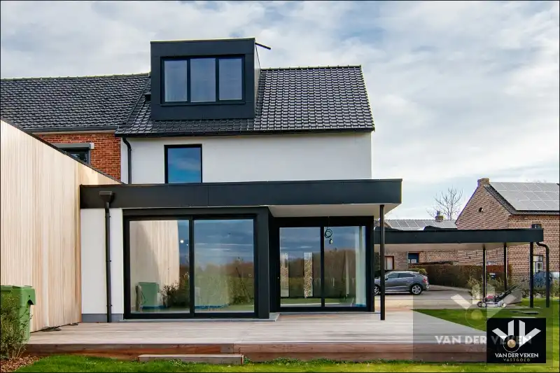 TOTAAL VERNIEUWDE WONING - ENKEL NOG AFWERKEN NAAR EIGEN SMAAK EN INZICHT foto 2