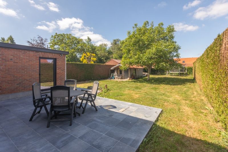 Rustig gelegen, alleenstaande woning op 674m2 met 3 slaapkamers, lichtrijke woonkamer met zicht op de tuin.... foto 8