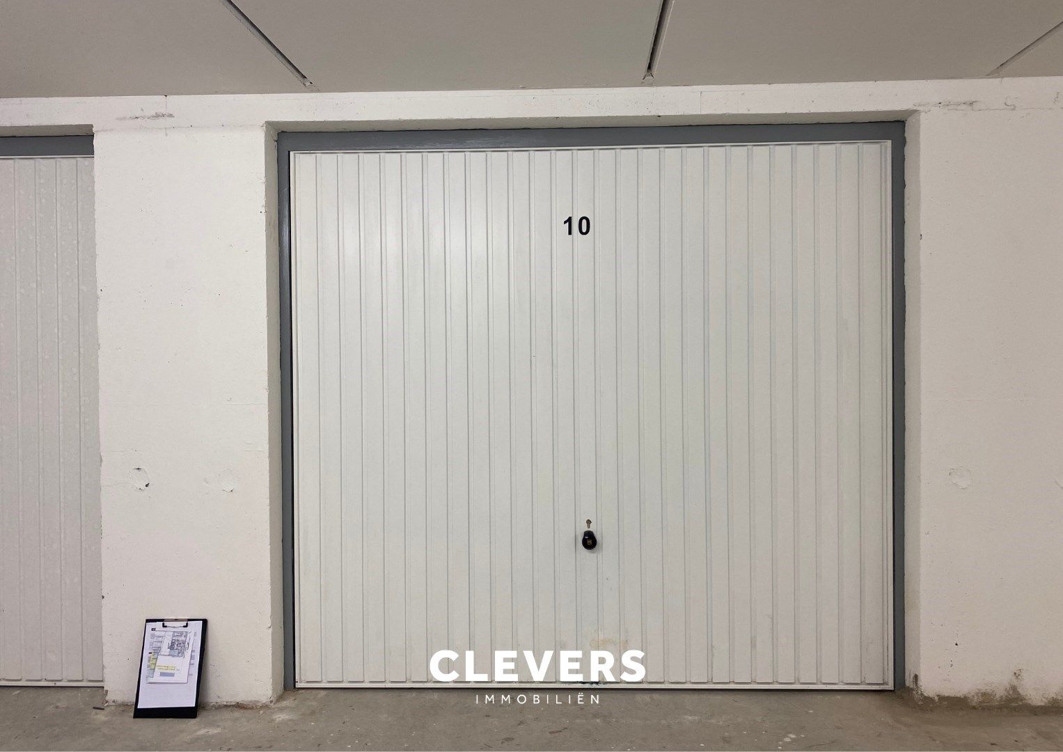 Grote garagebox voor 2 wagens gelegen in klein garagecomplex foto 5
